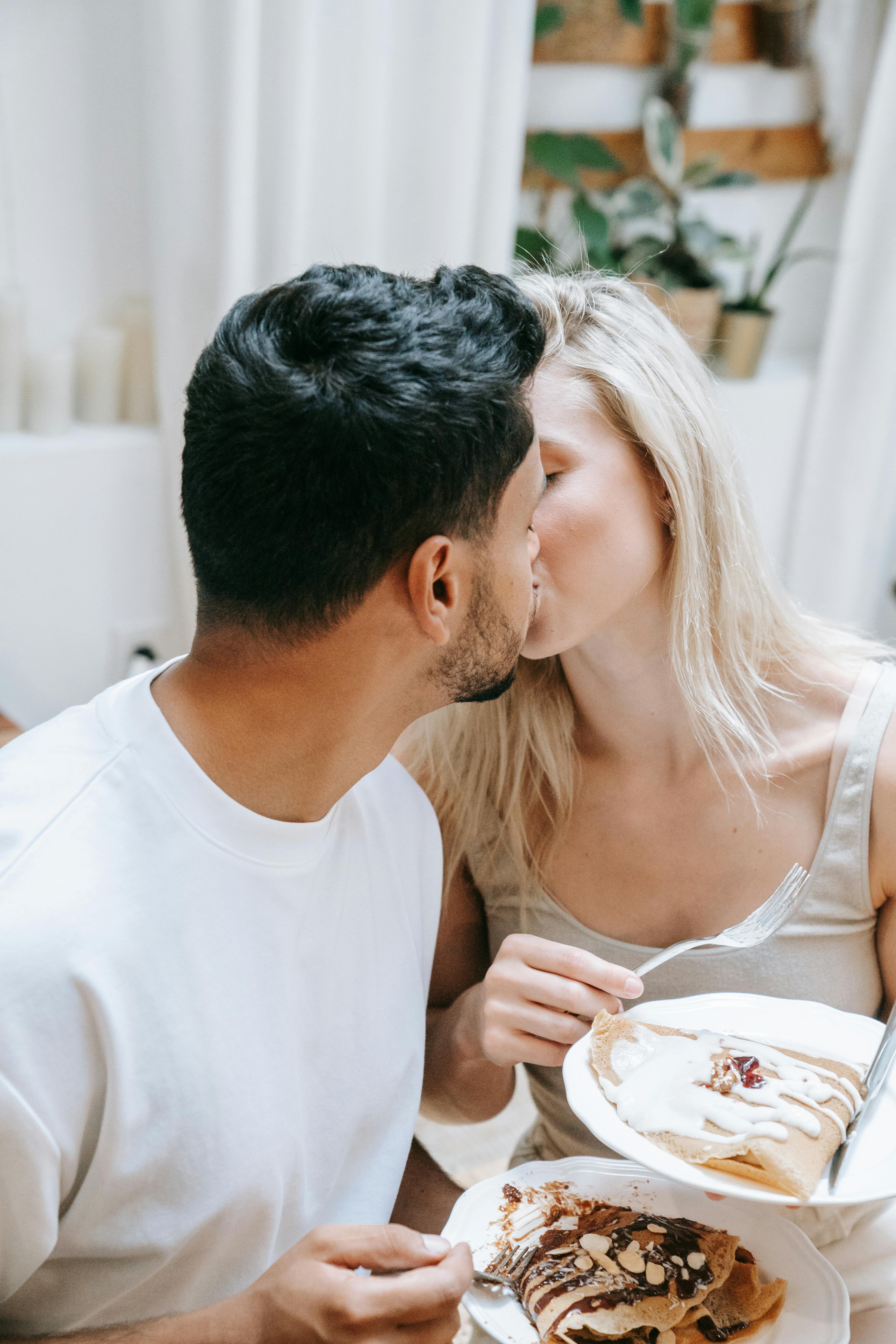 Una pareja disfrutando de sus tortitas | Fuente: Pexels