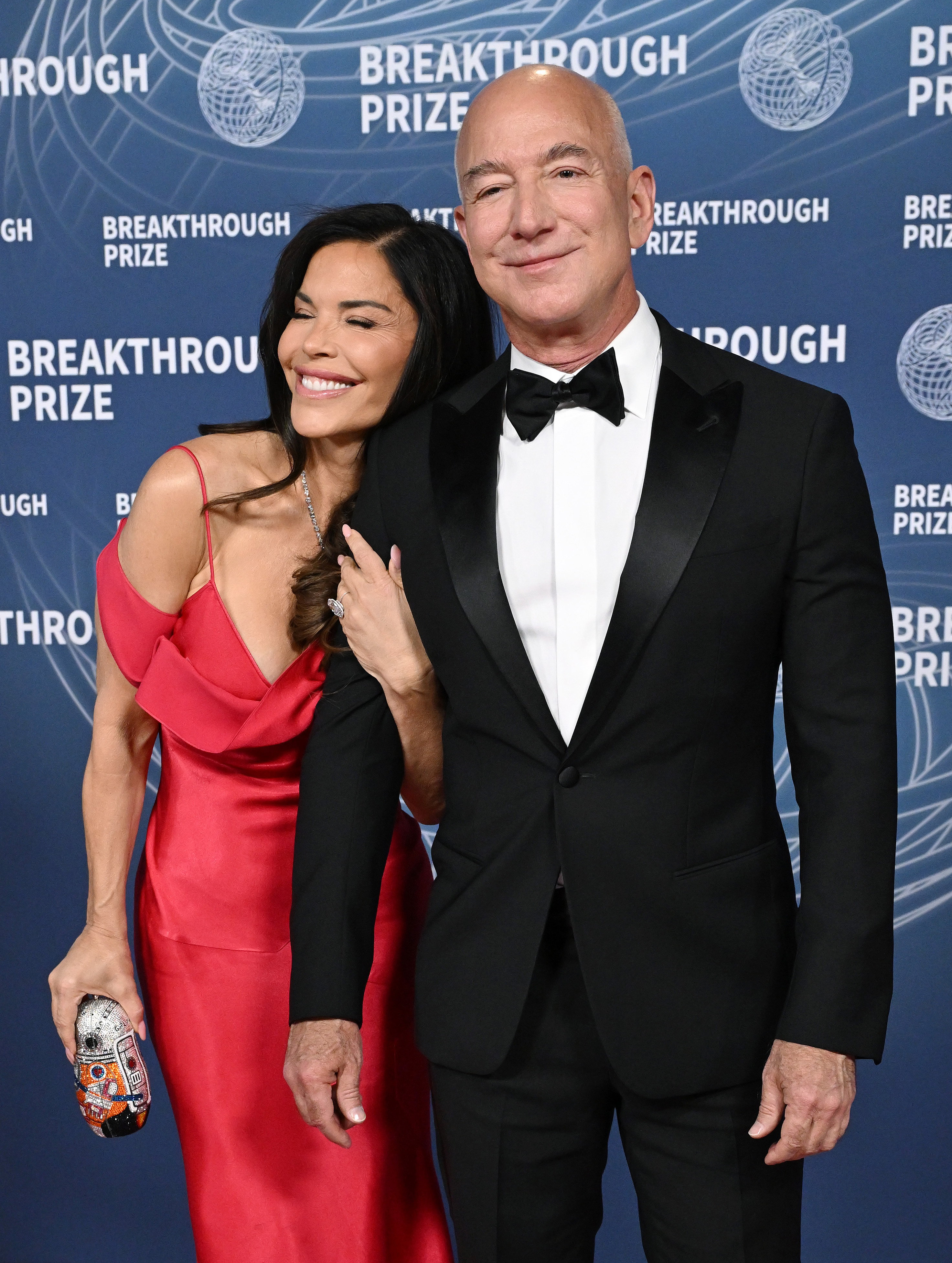 Lauren Sanchez y Jeff Bezos comparten un momento de luz en la alfombra roja de la 11ª Ceremonia del Premio Breakthrough en el Barker Hangar el 5 de abril de 2025, en Santa Mónica, California | Fuente: Getty Images
