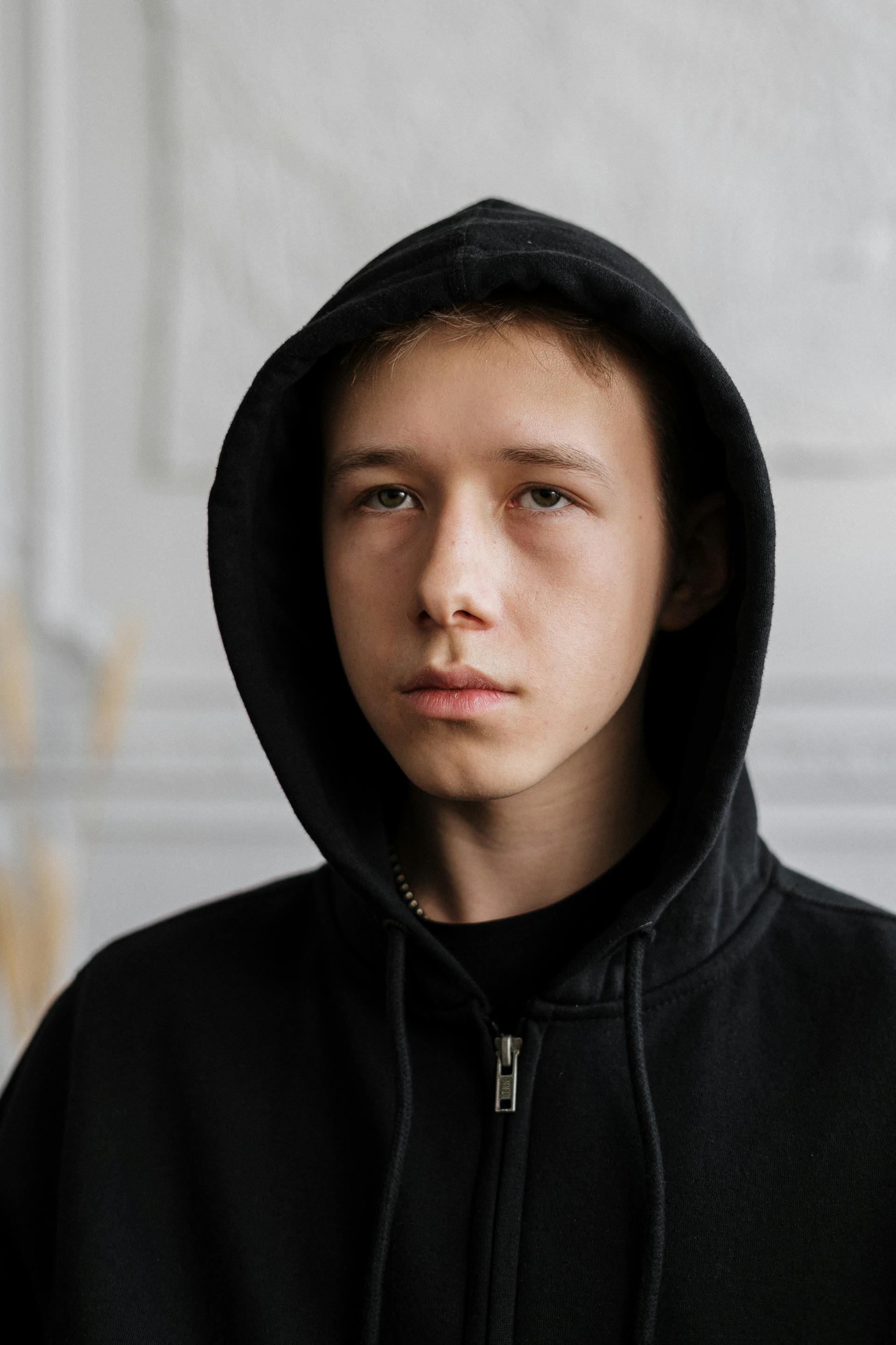 Un adolescente con una sudadera con capucha | Fuente: Pexels
