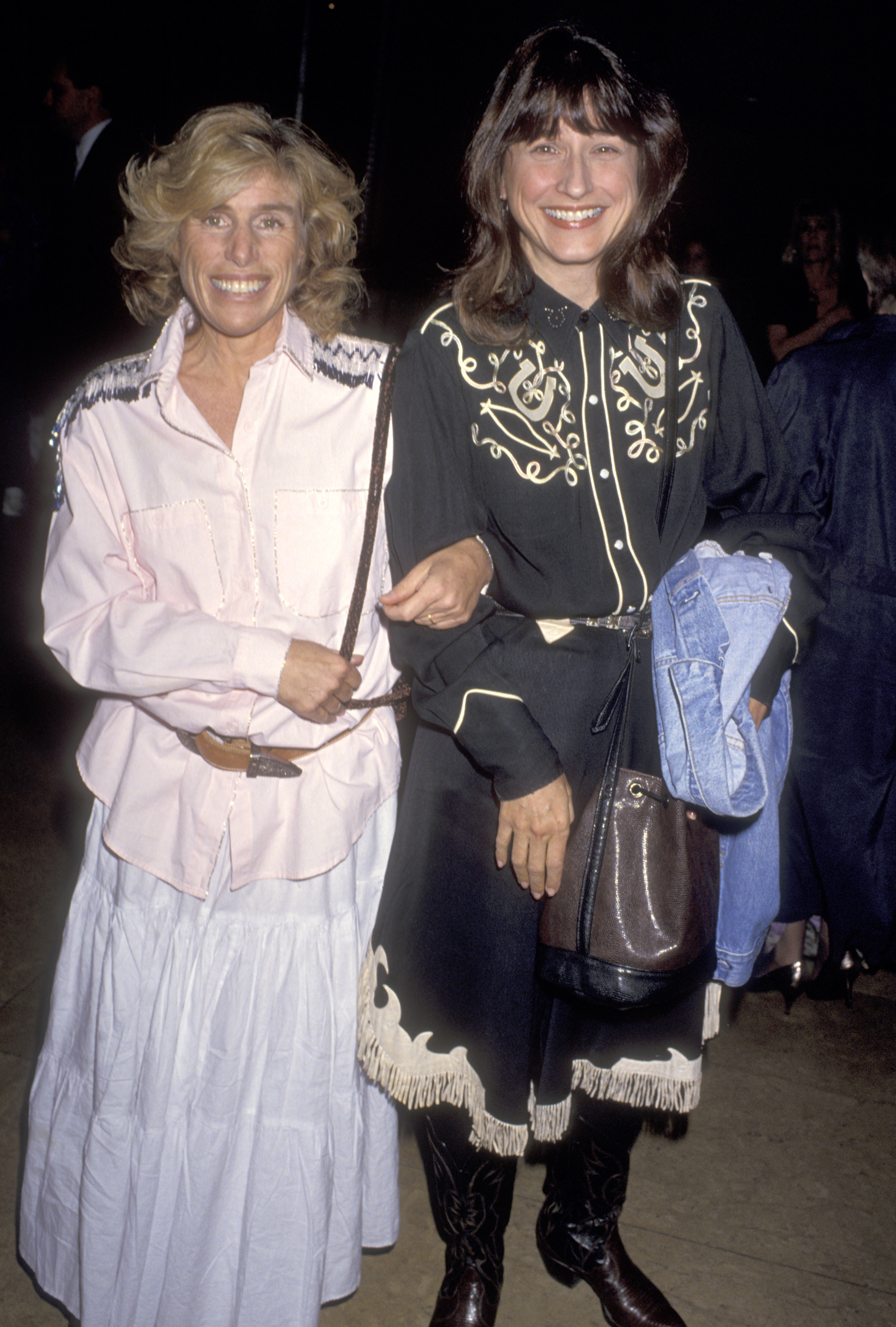 Elizabeth Glaser y Susan DeLaurentis en la gala benéfica 'Two-Stepping' for the Cure' a favor de amfAR, el 26 de febrero de 1994, en el Hotel Beverly Hilton de Beverly Hills, California | Fuente: Getty Images