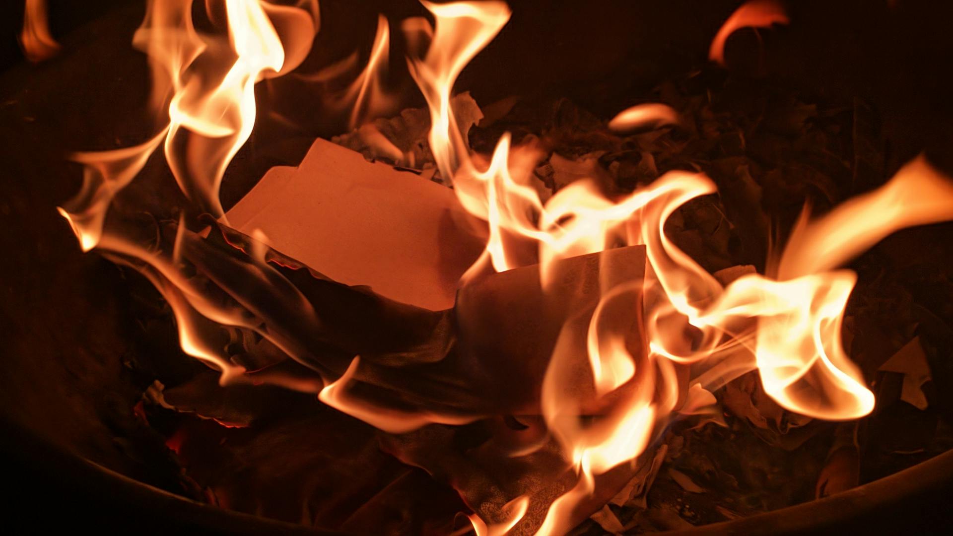 Llamas envolviendo una pila de papel ardiendo | Fuente: Pexels