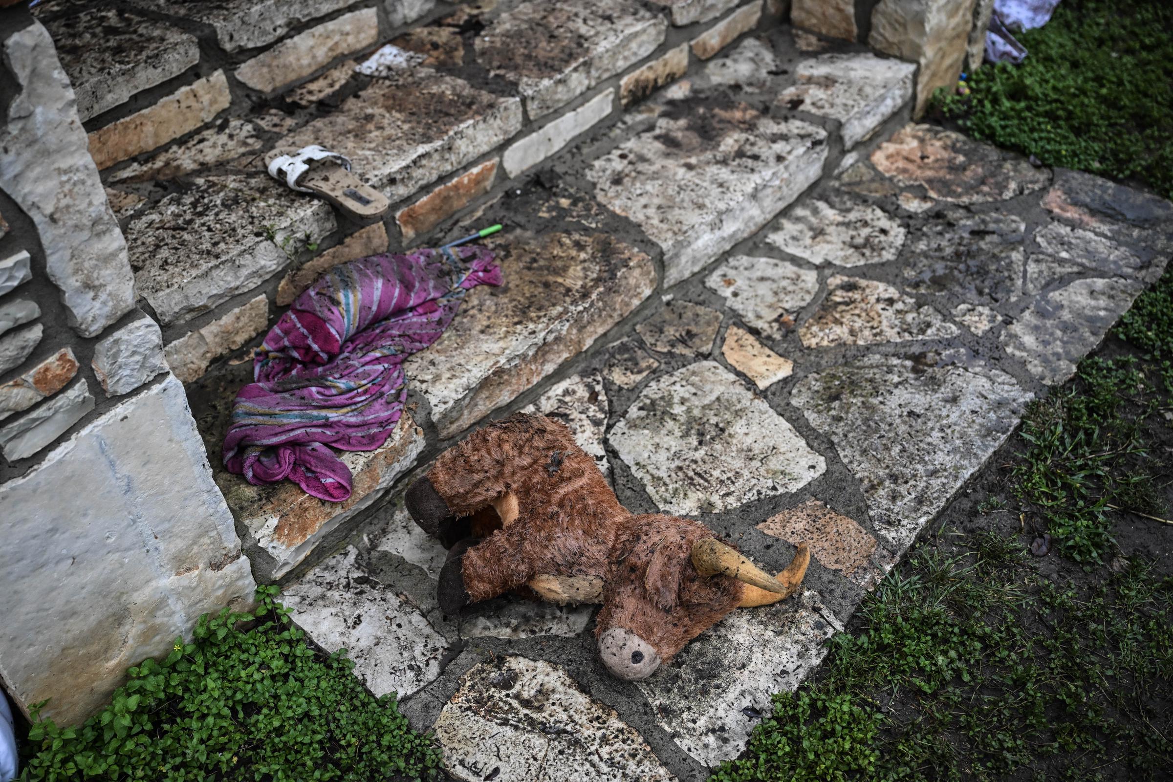 Un juguete de peluche yace en el suelo afuera de una cabaña en Camp Mystic, el sitio donde al menos 20 niñas desaparecieron después de las inundaciones repentinas en Hunt, Texas, el 5 de julio de 2025. | Fuente: Getty Images.