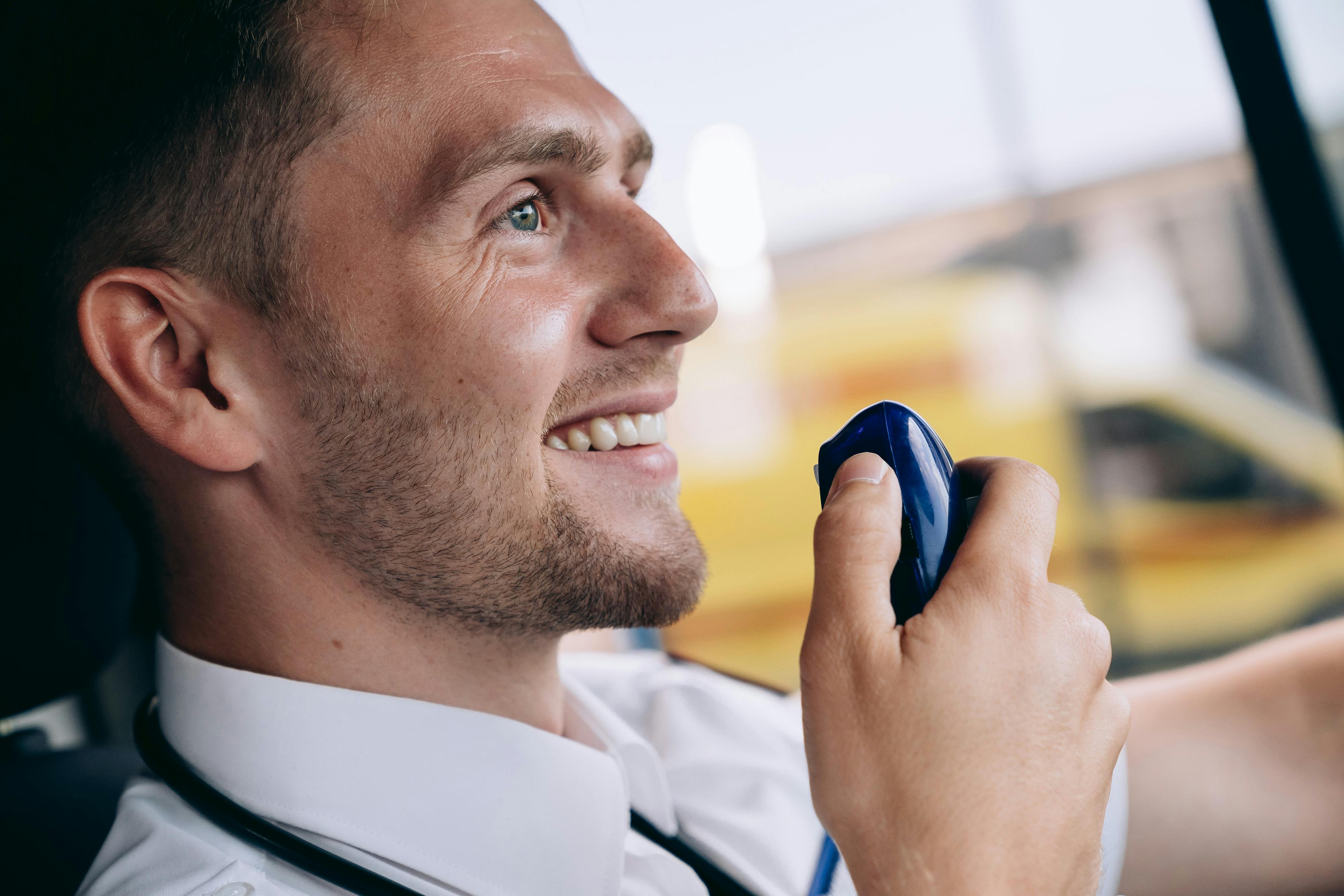 Un hombre hablando por una radio | Fuente: Pexels
