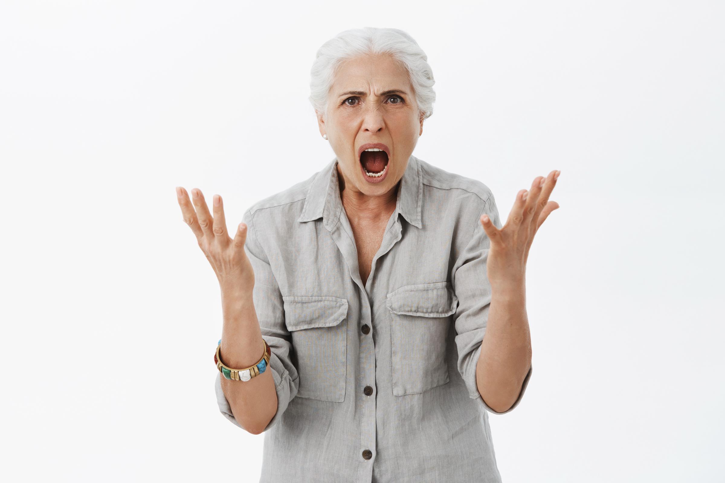 Una mujer gritando | Fuente: Freepik