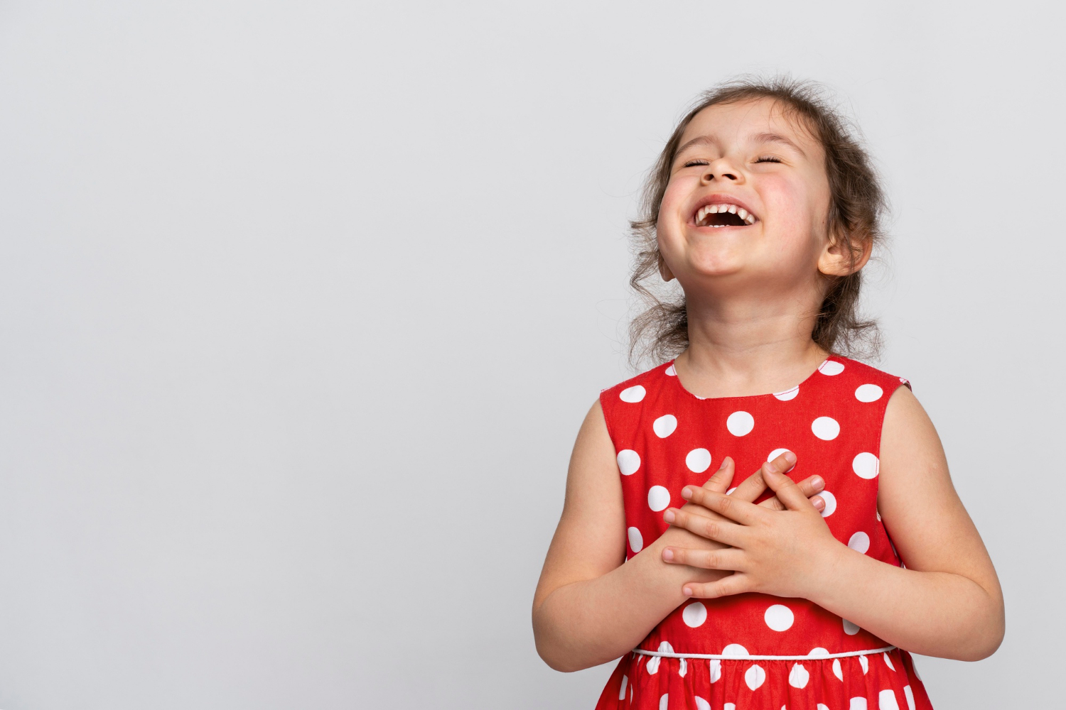 Una niña riendo | Fuente: Freepik