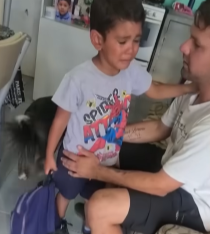 Ángel llorando en brazo de su padre. | Fuente: Youtube/Telenoche y eltrece