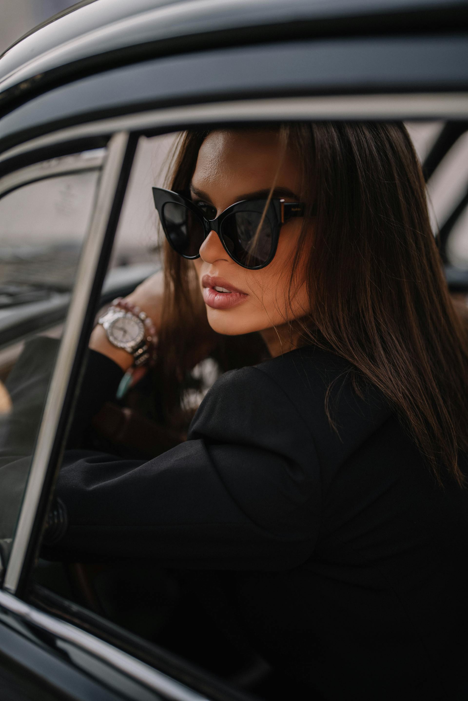 Una mujer sospechando sentada en un automóvil | Fuente: Pexels