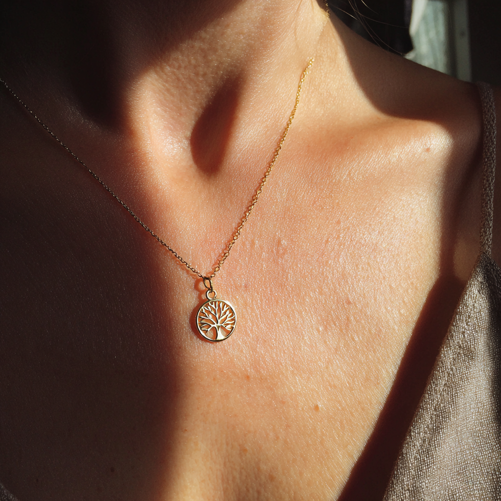 Una mujer con un collar de oro | Fuente: Midjourney