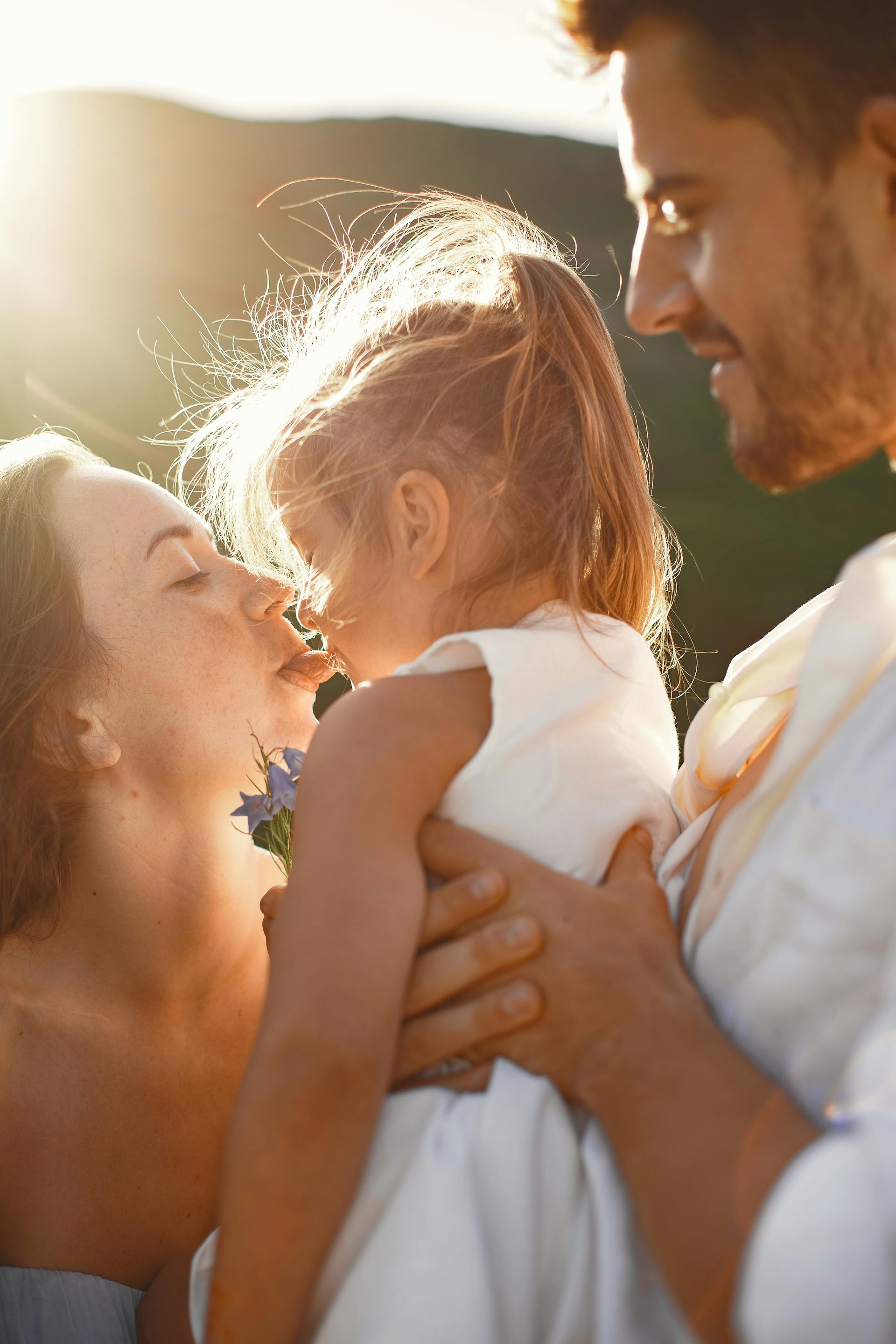 Una pareja con su niña | Fuente: Pexels