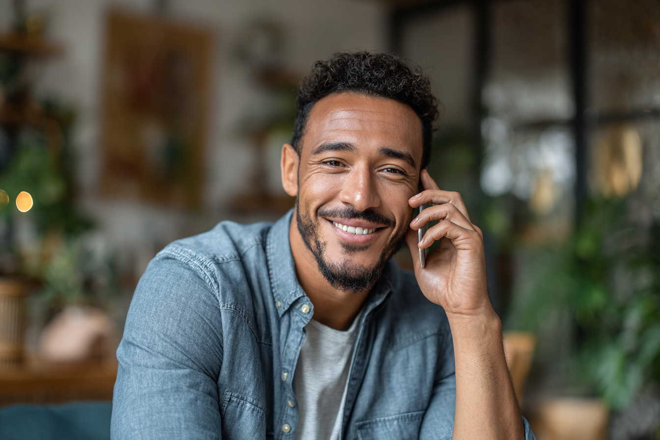 Un hombre hablando por teléfono | Fuente: Midjourney