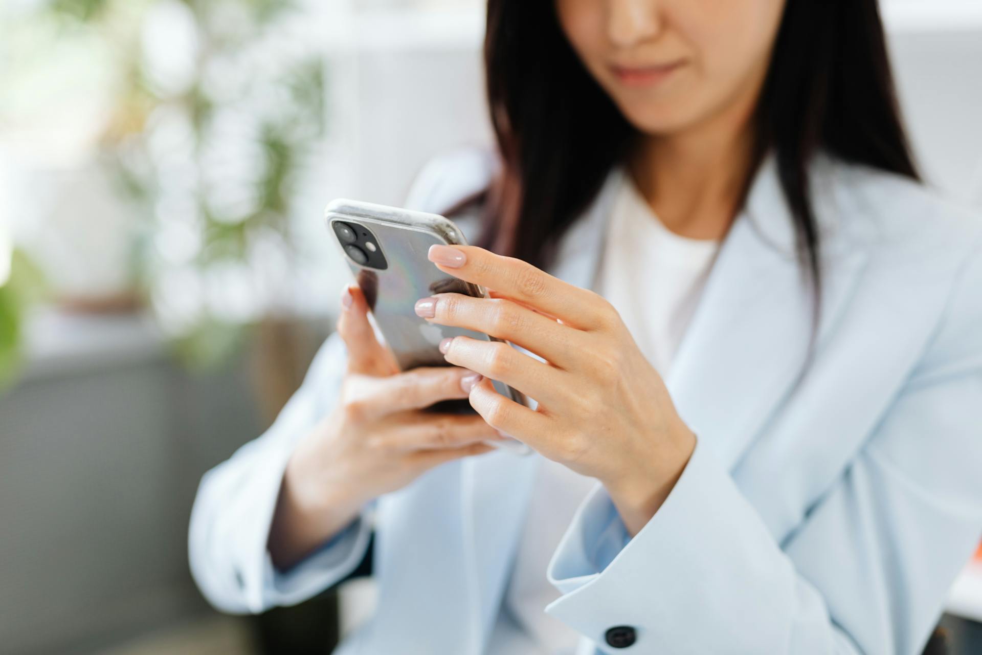Una mujer con un teléfono en la mano | Fuente: Pexels