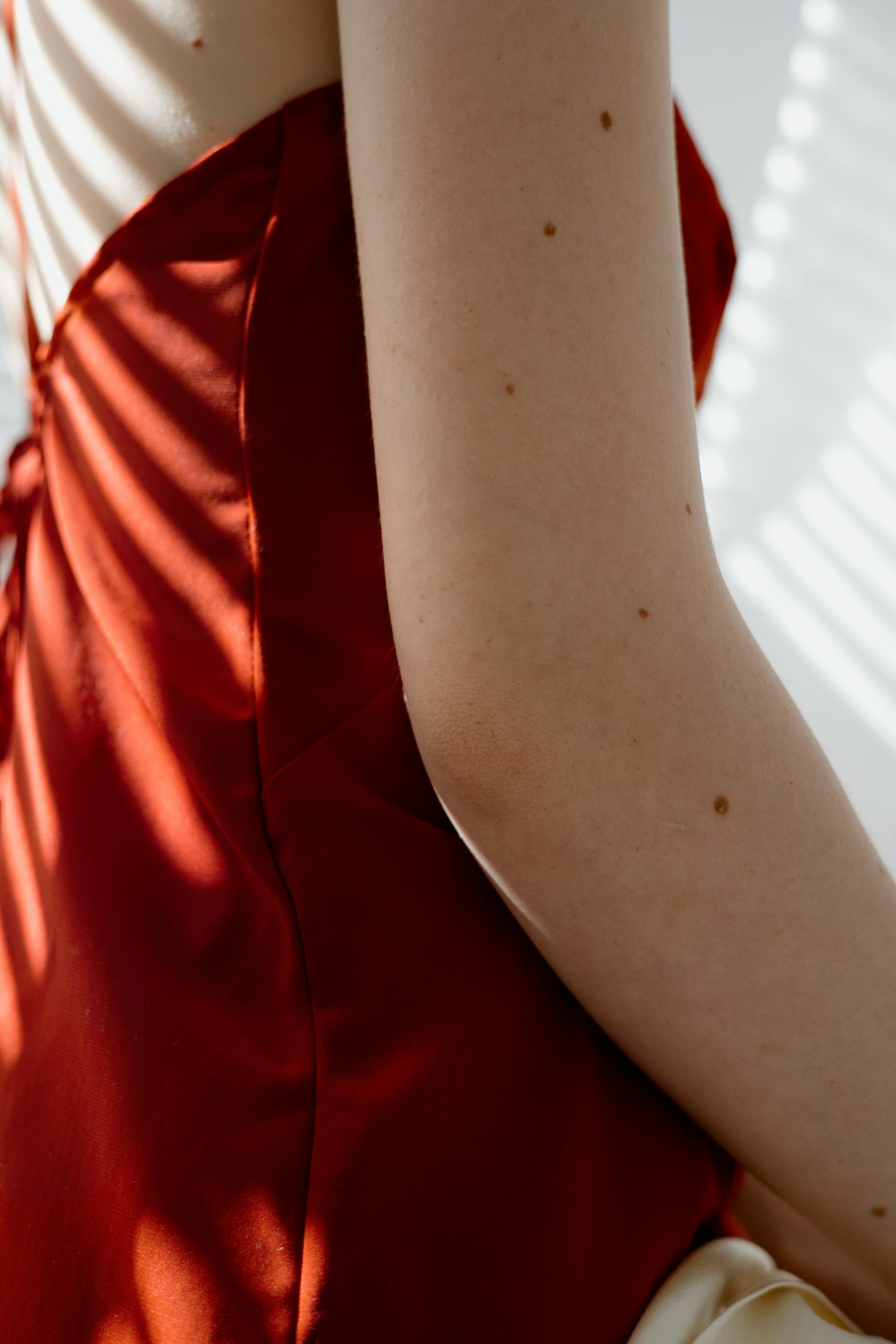 Una mujer con un vestido rojo | Fuente: Pexels