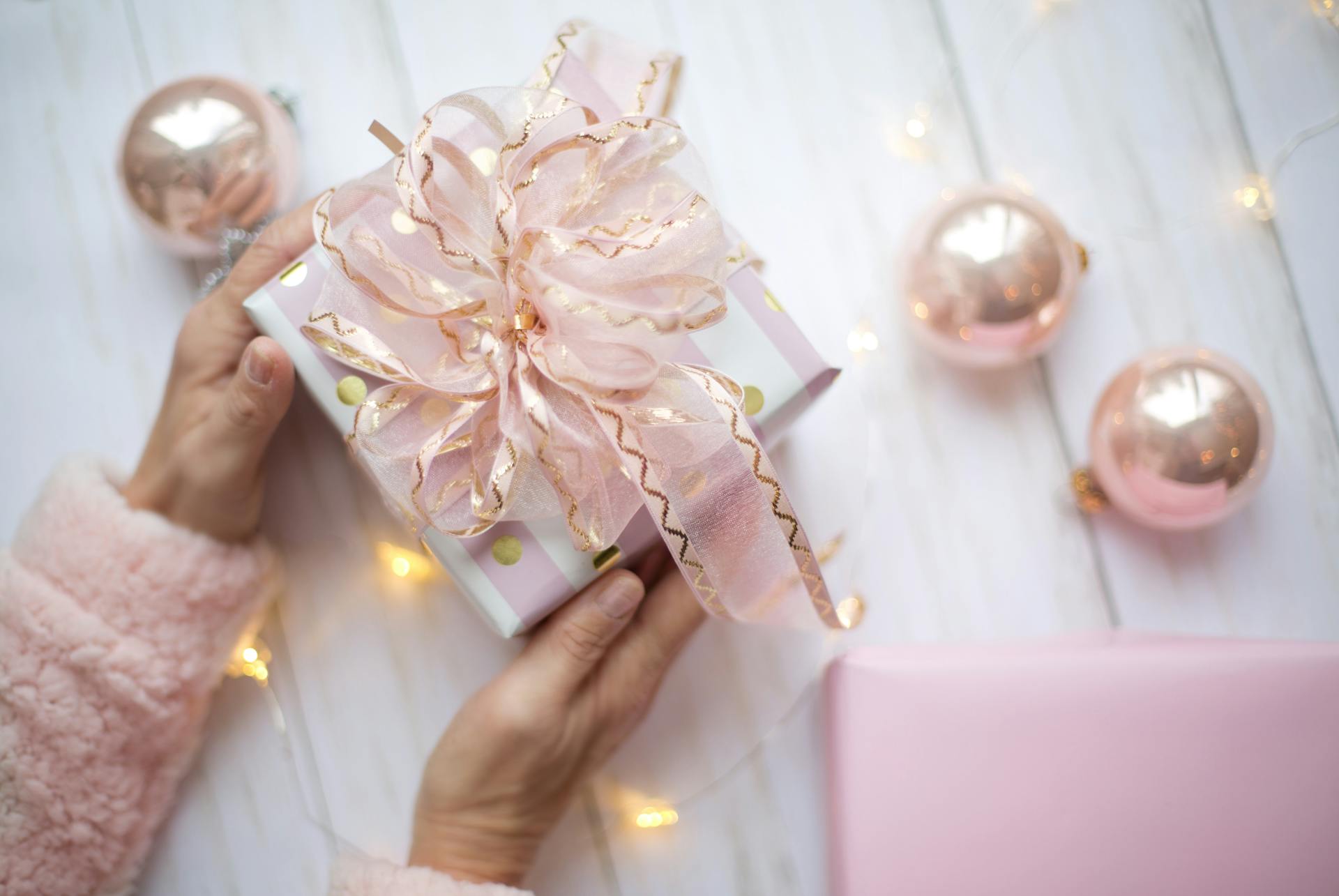 Una persona con un regalo en la mano | Fuente: Pexels