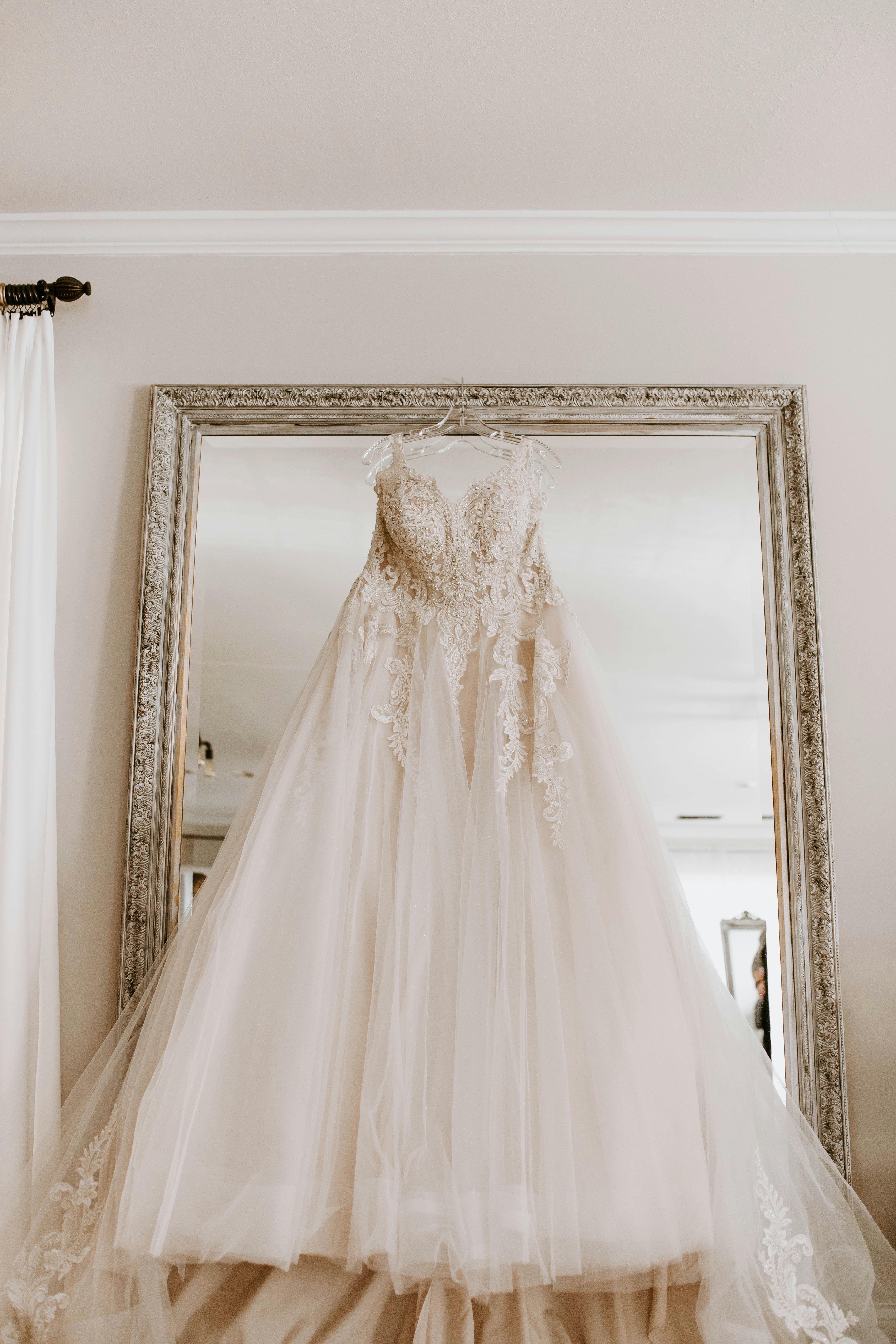 Un vestido de novia en exposición | Fuente: Pexels