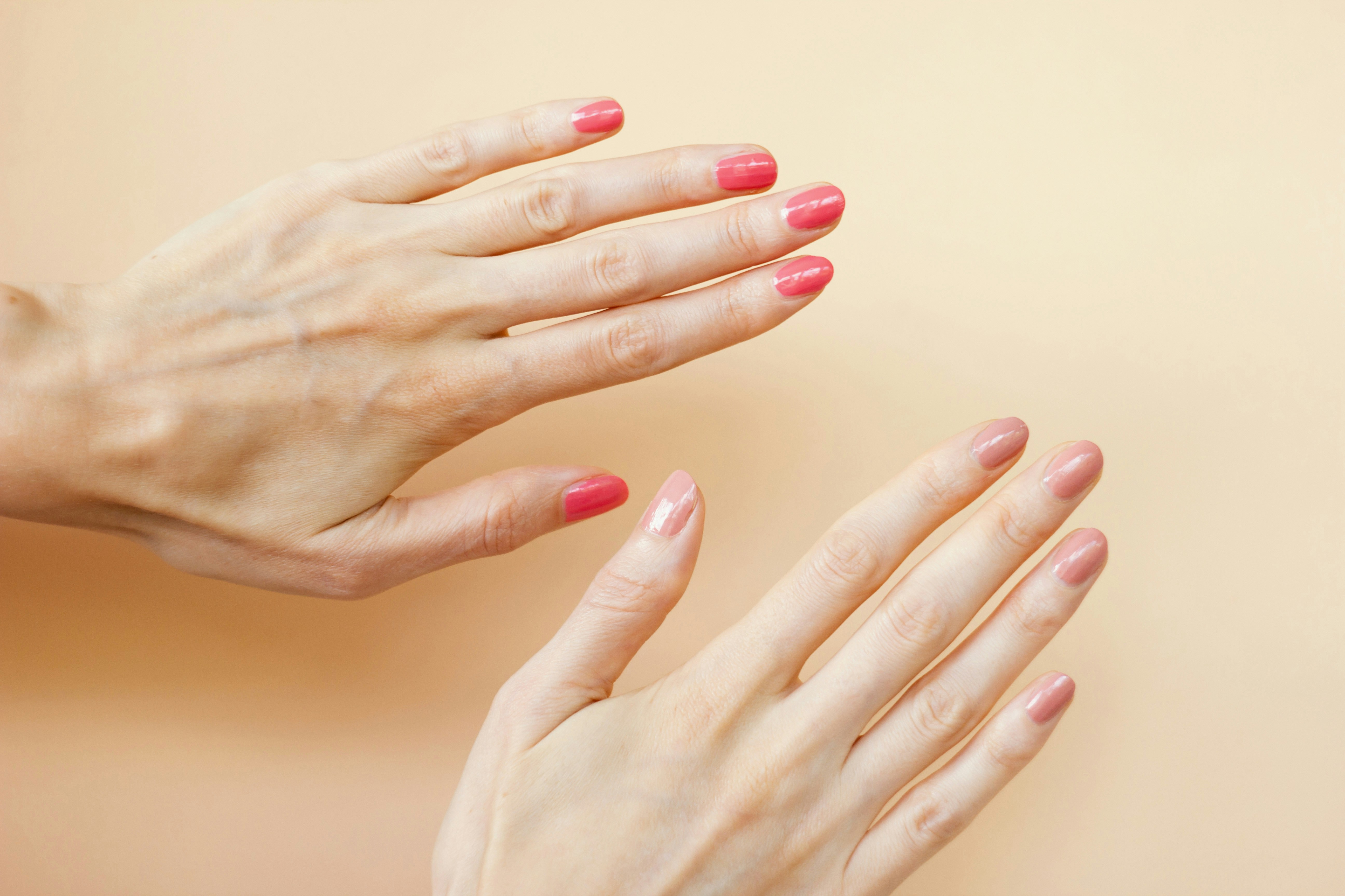 Las manos de una mujer con la manicura recién hecha | Fuente: Unsplash