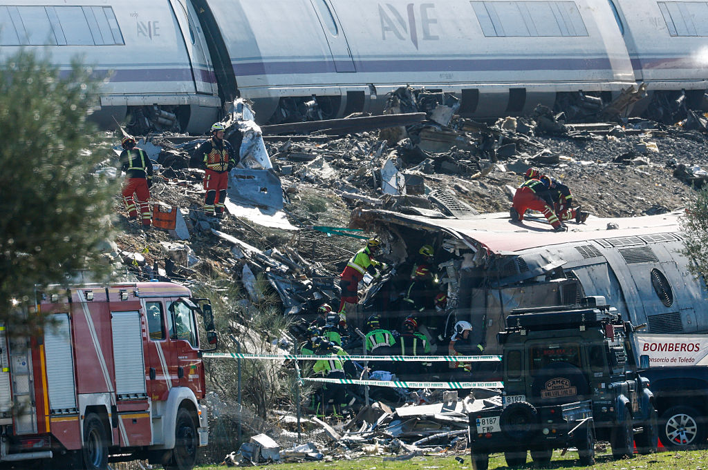 Los servicios de emergencia trabajan en el lugar de una colisión ferroviaria entre un tren de alta velocidad AVE de Renfe y un tren de Iryo, a unos 150 km al sur de Madrid, entre Urda y Los Yébenes, en la provincia de Toledo, el 28 de octubre de 2026. | Fuente: Getty Images