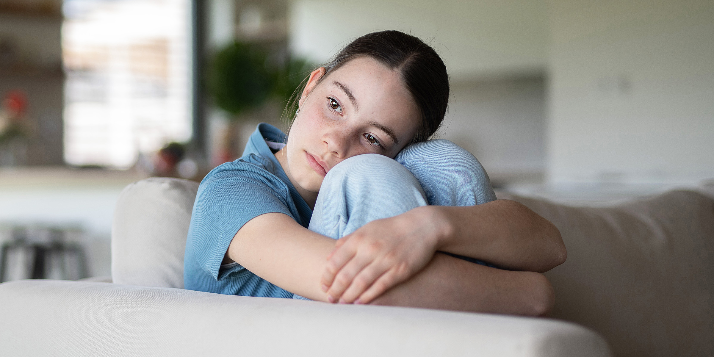 Una adolescente reservada | Fuente: Shutterstock