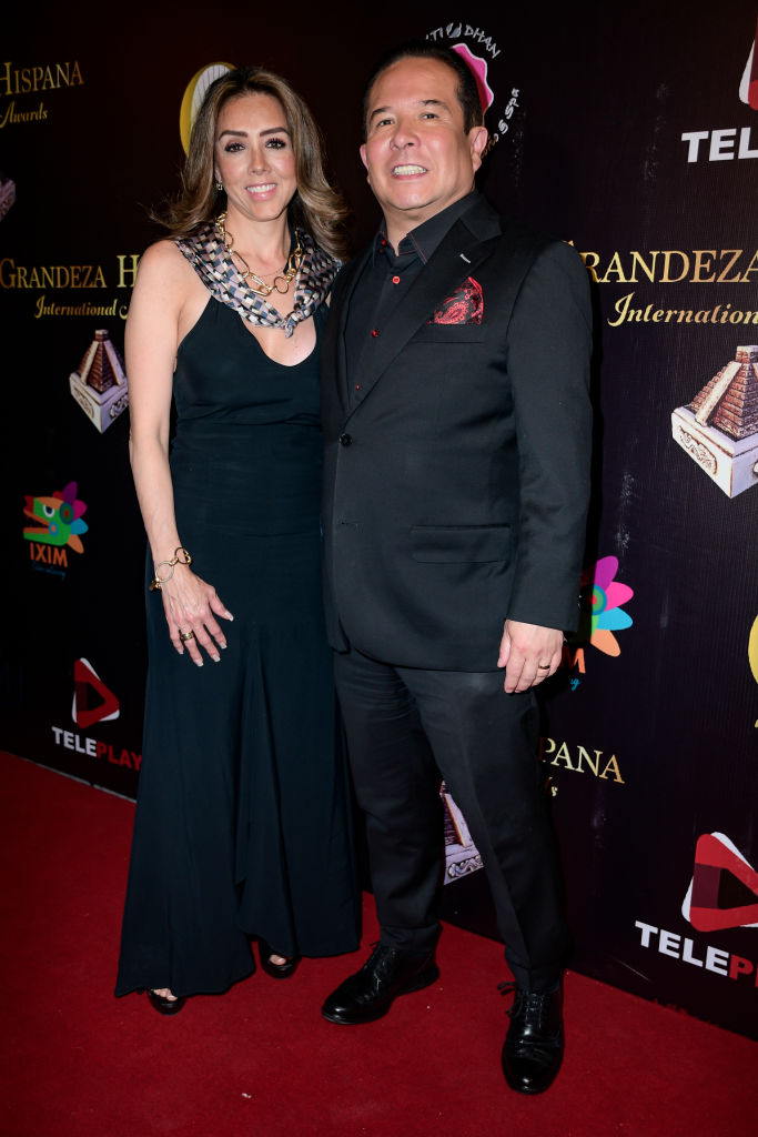Verónica Cuevas y Gustavo Adolfo Infante posan para una foto durante la alfombra roja de los premios "Grandeza Hispana" en el Teatro Centenario Coyoacán el 20 de junio de 2022 en Ciudad de México. | Foto: Getty Images