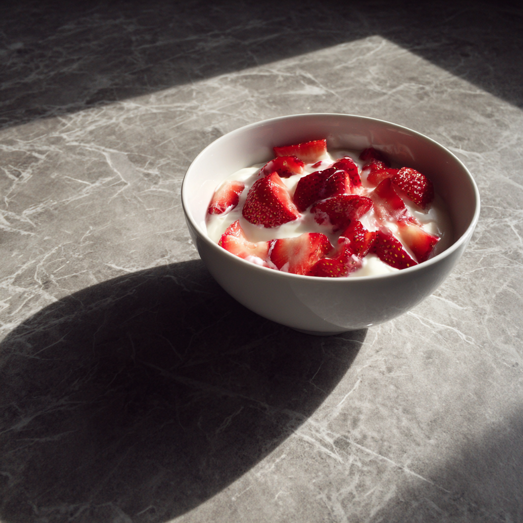 Un bol de yogur y fresas | Fuente: Midjourney