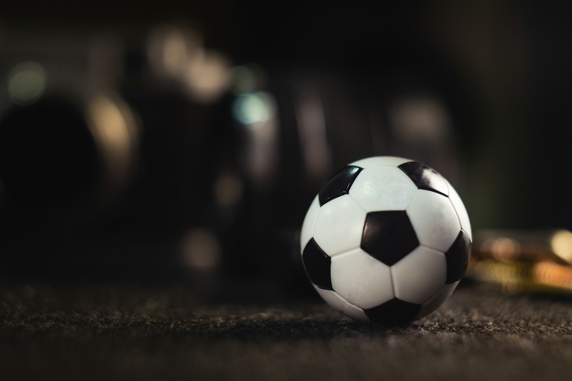 Un balón de fútbol en el suelo | Fuente: Unsplash