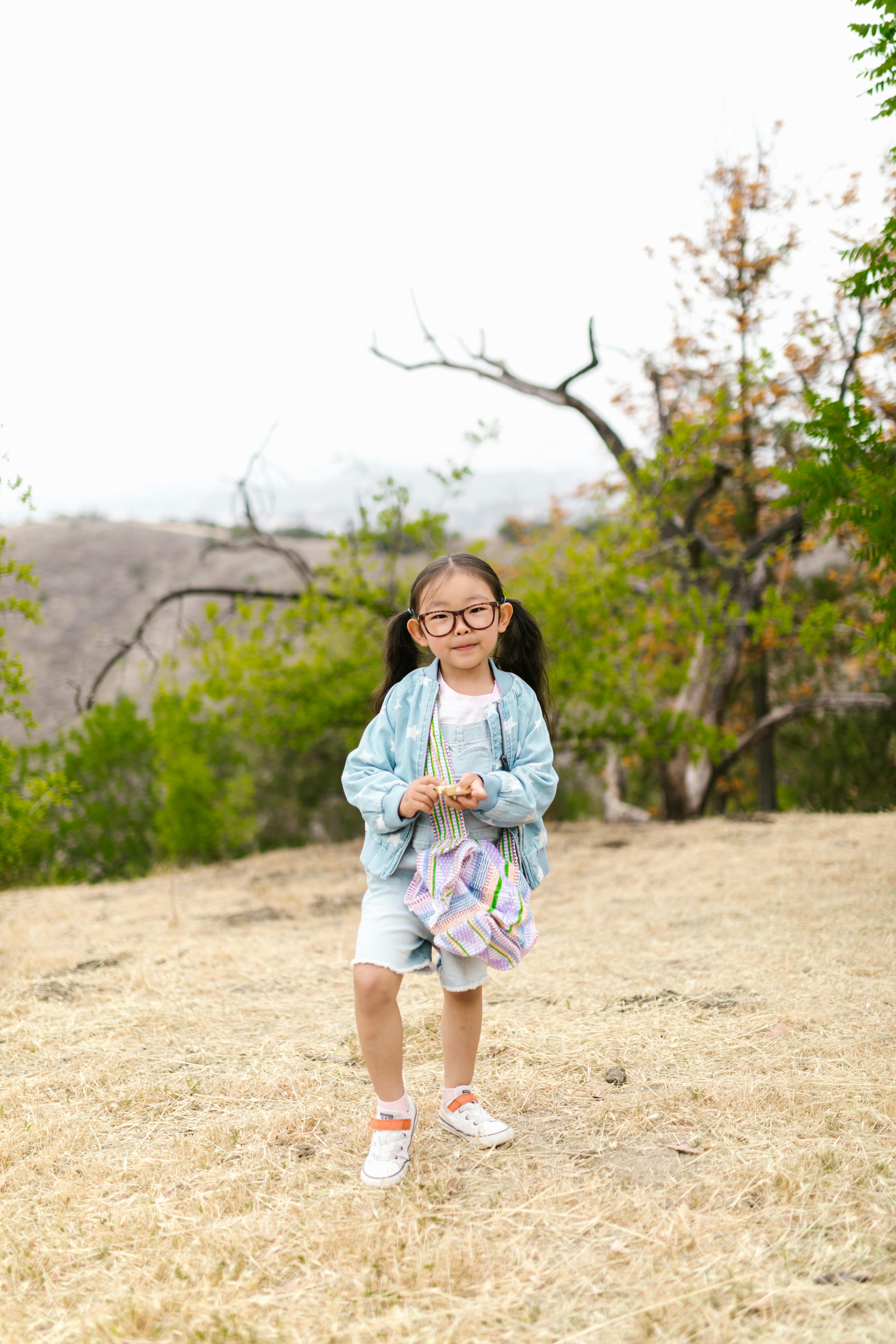 Niña con su bolso | Fuente: Pexels