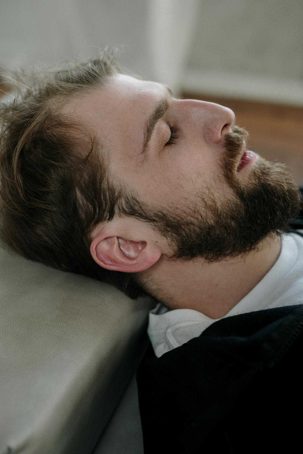 Un hombre tumbado sin moverse | Fuente: Pexels