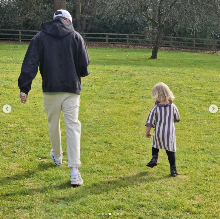 Liam Payne paseando por un parque con una niña pequeña. | Fuente: Instagram/@np2788