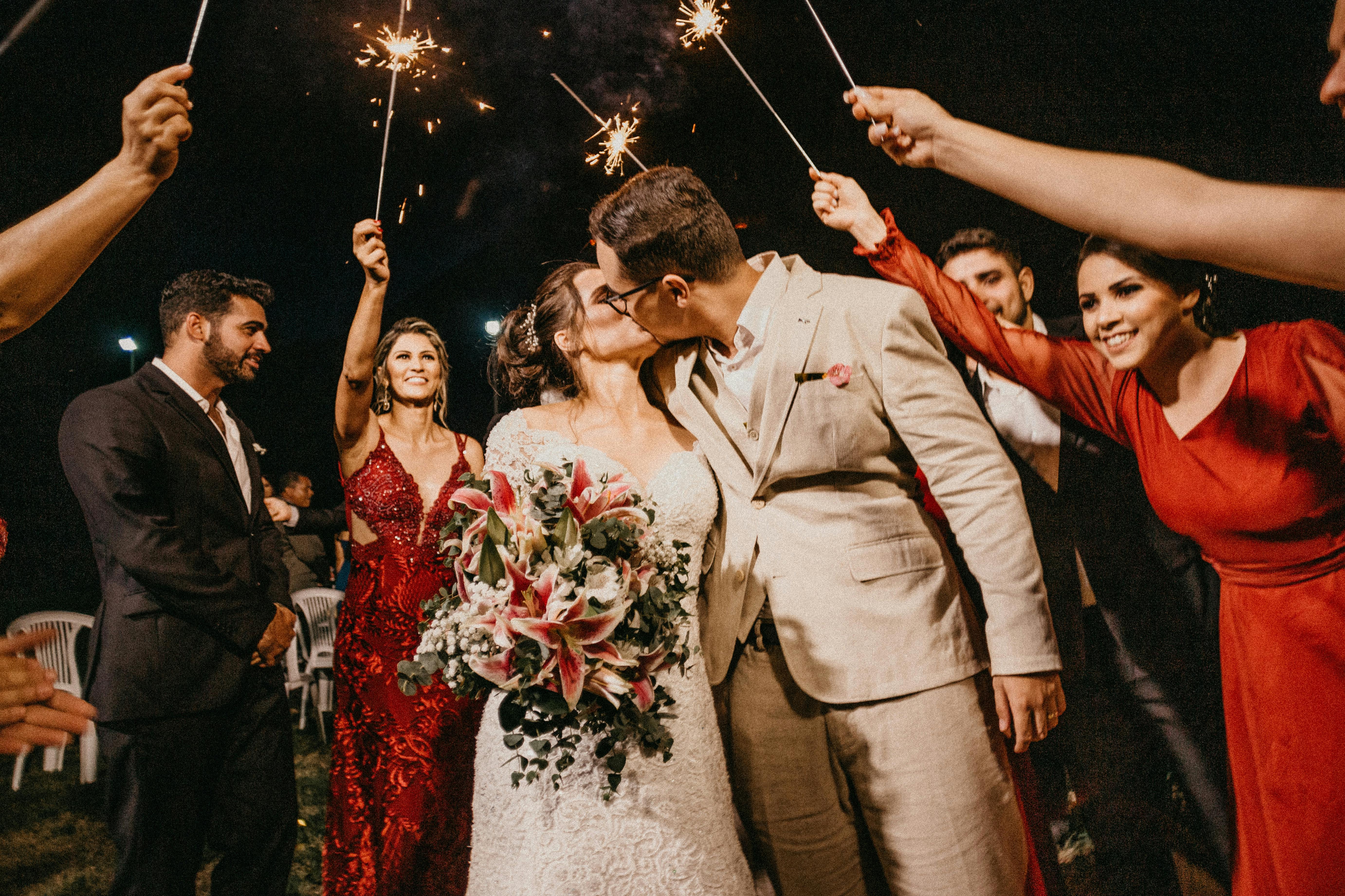 Gente feliz en una fiesta de compromiso | Fuente: Pexels