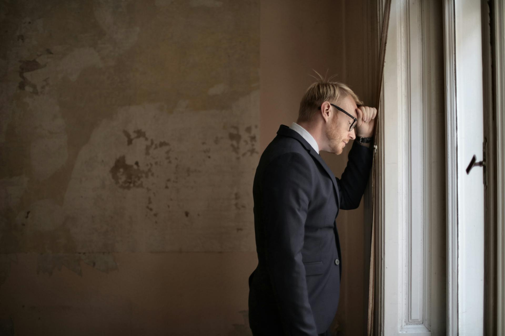 Un hombre frustrado apoyado en la pared | Fuente: Pexels