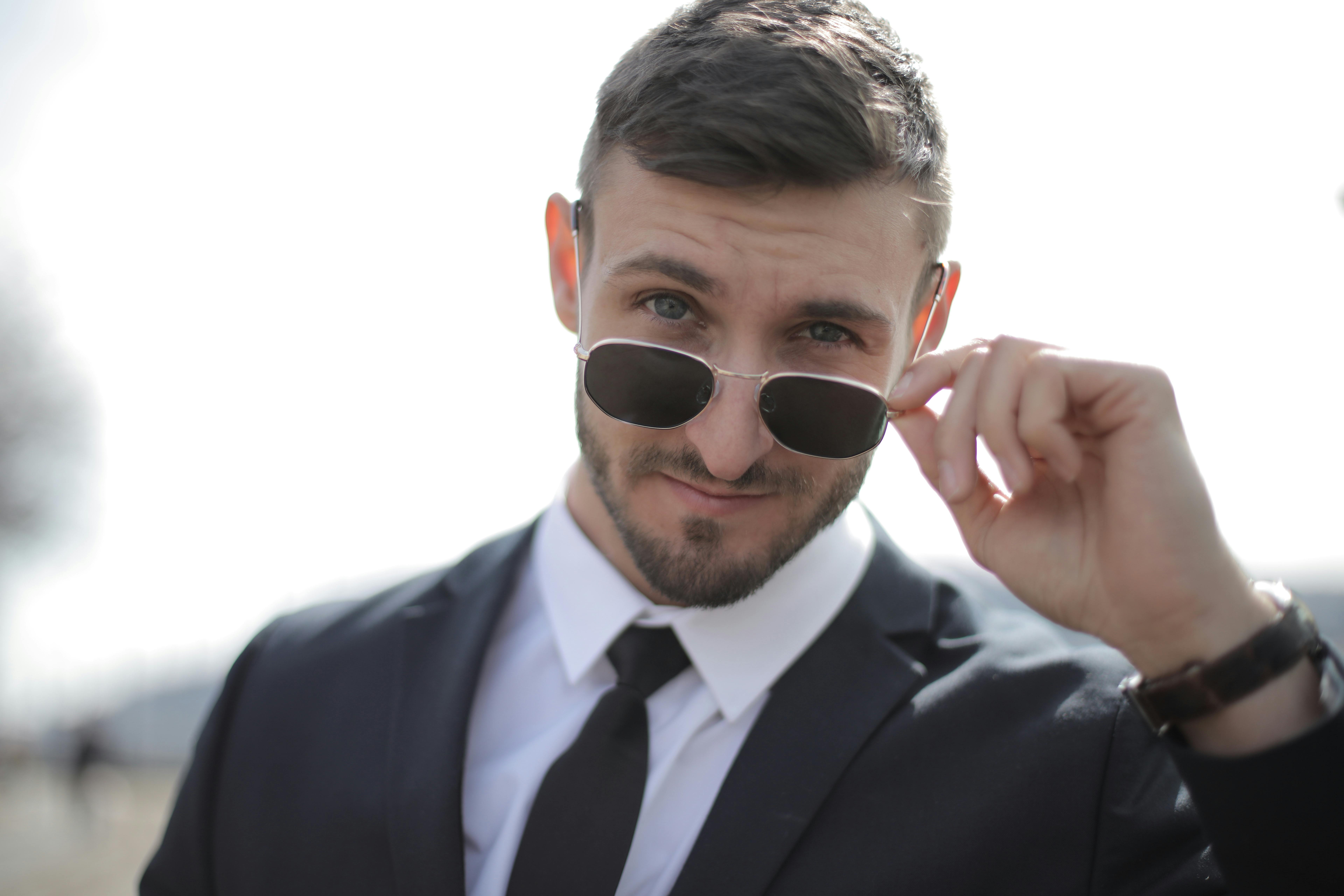 Un hombre arrogante mirando por encima de sus gafas | Fuente: Pexels