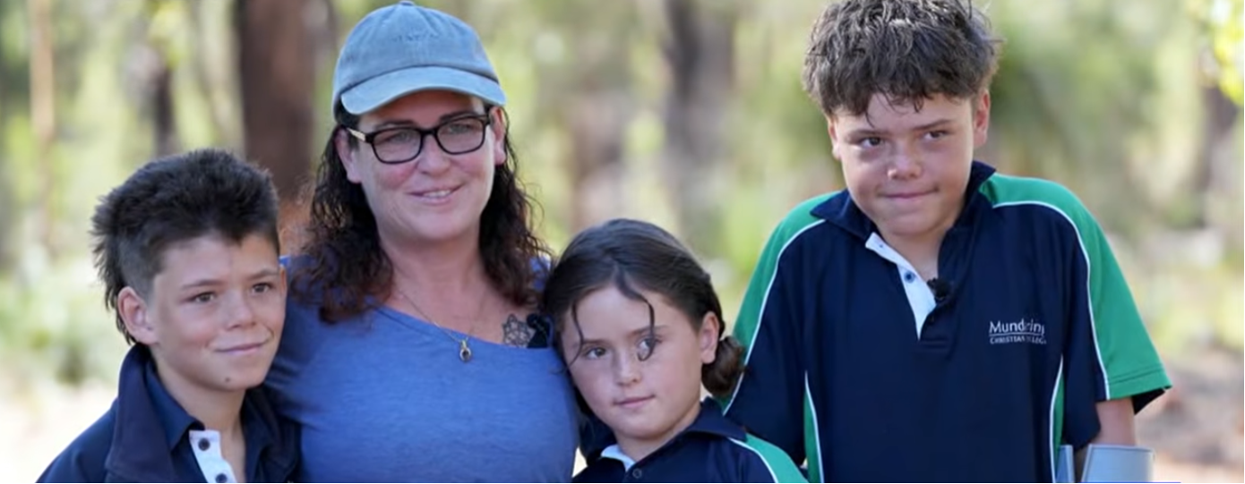 Joanne Applebee junto a sus hijos Beau, de 12 años, Grace, de 8, y Austin, de 13 | Fuente: YouTube/ABC News