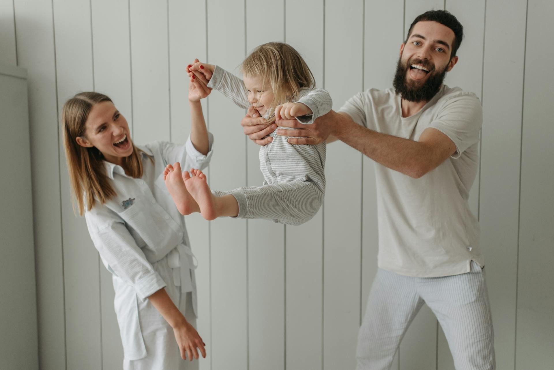 Un hombre y una mujer con una niña | Fuente: Pexels