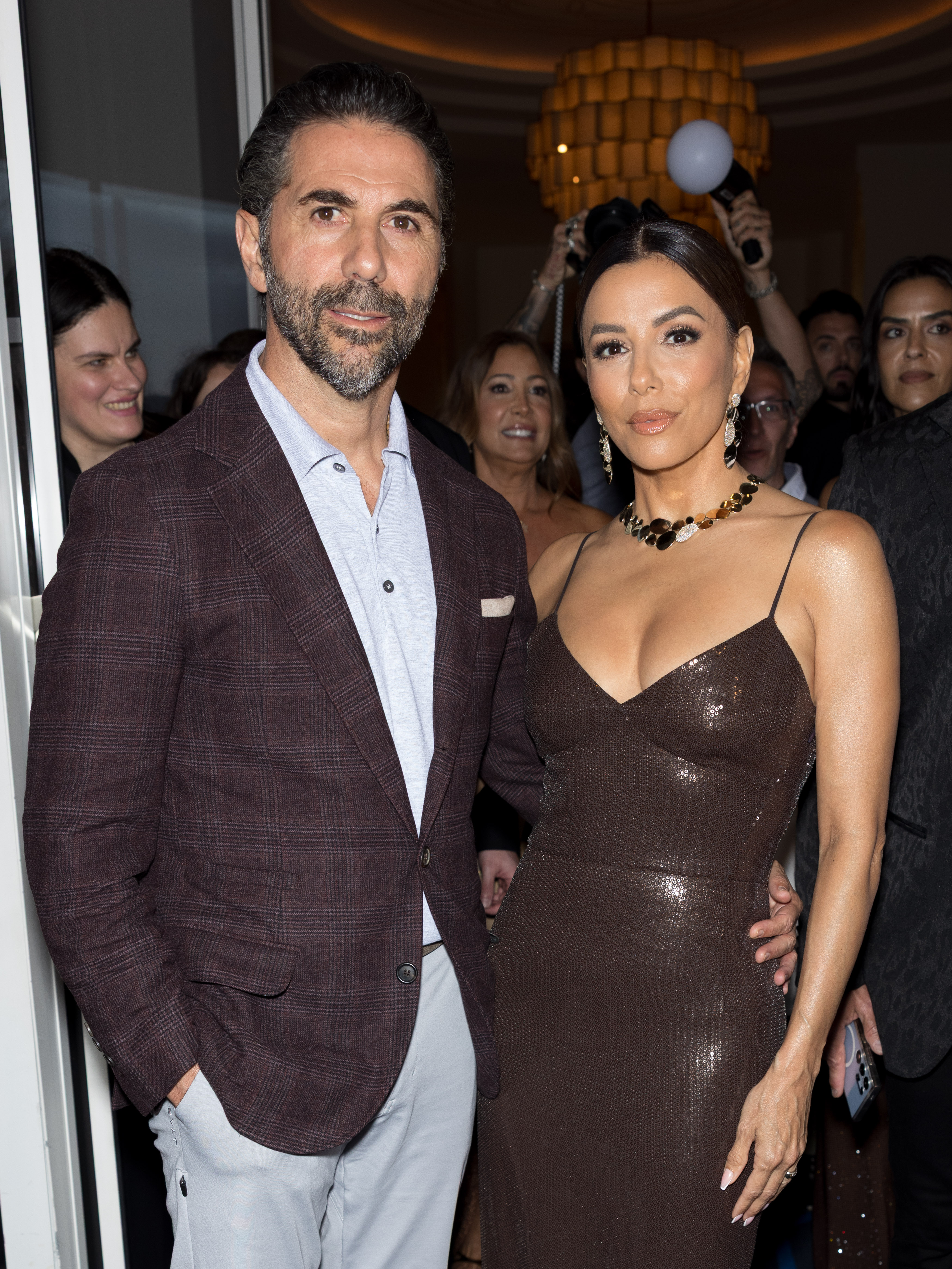Eva Longoria y José Antonio Bastón fueron vistos en el Hotel Martinez durante el octavo día del 78º Festival de Cannes el 20 de mayo de 2025 en Cannes, Francia. | Fuente: Getty Images