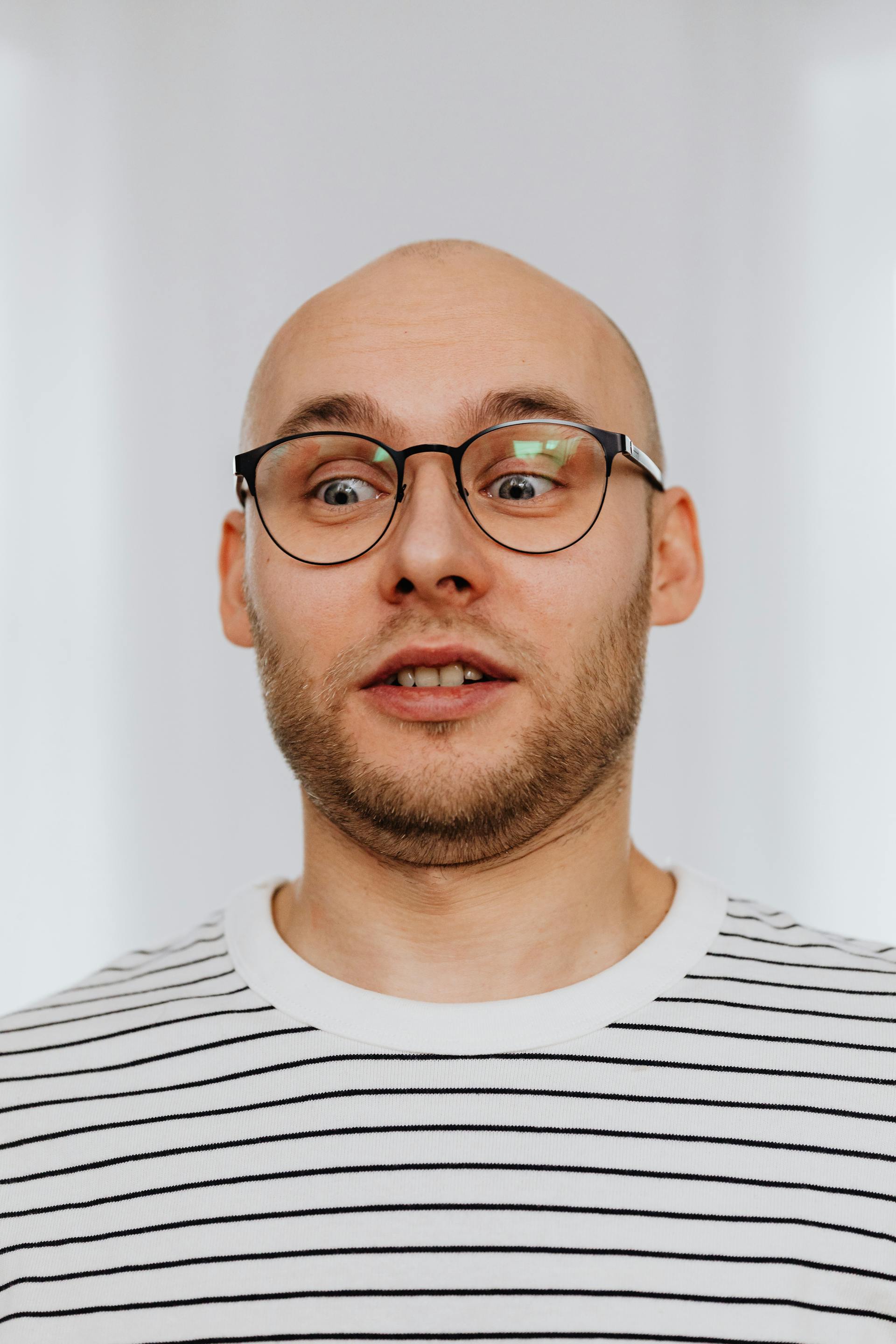 Un hombre ligeramente sorprendido | Fuente: Pexels