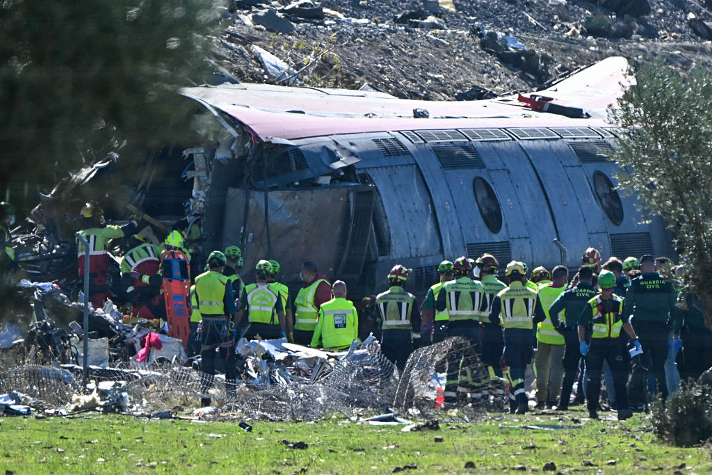 Los servicios de emergencia trabajan en el lugar de una colisión ferroviaria entre un tren de alta velocidad AVE de Renfe y un tren de Iryo, a unos 150 km al sur de Madrid, entre Urda y Los Yébenes, en la provincia de Toledo, el 28 de octubre de 2026. | Fuente: Getty Images