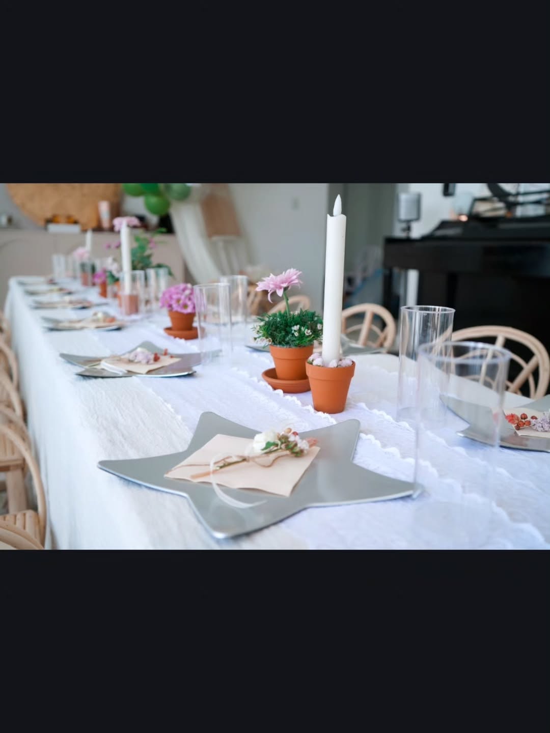 La mesa del festejo de cumpleaños de Gina, la hija de Emilia Attìas | Fuente: Instagram/emilia_att