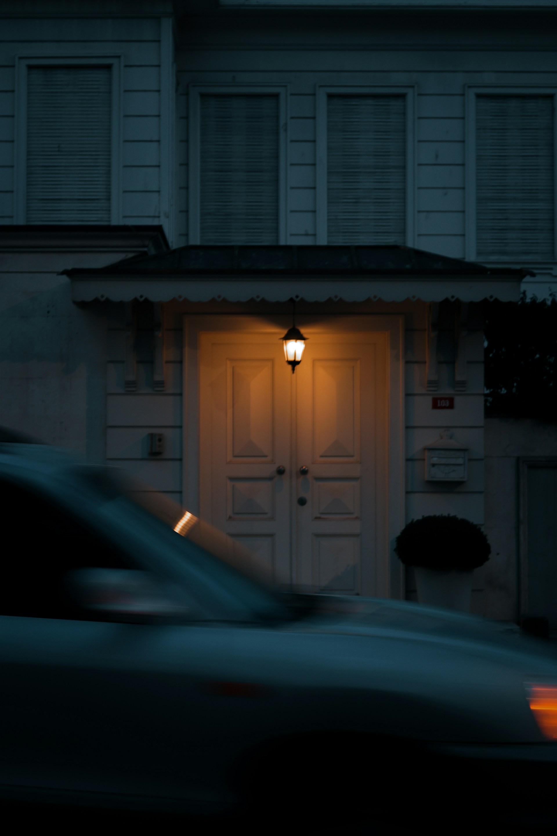 Un automóvil delante de una casa por la noche | Fuente: Unsplash
