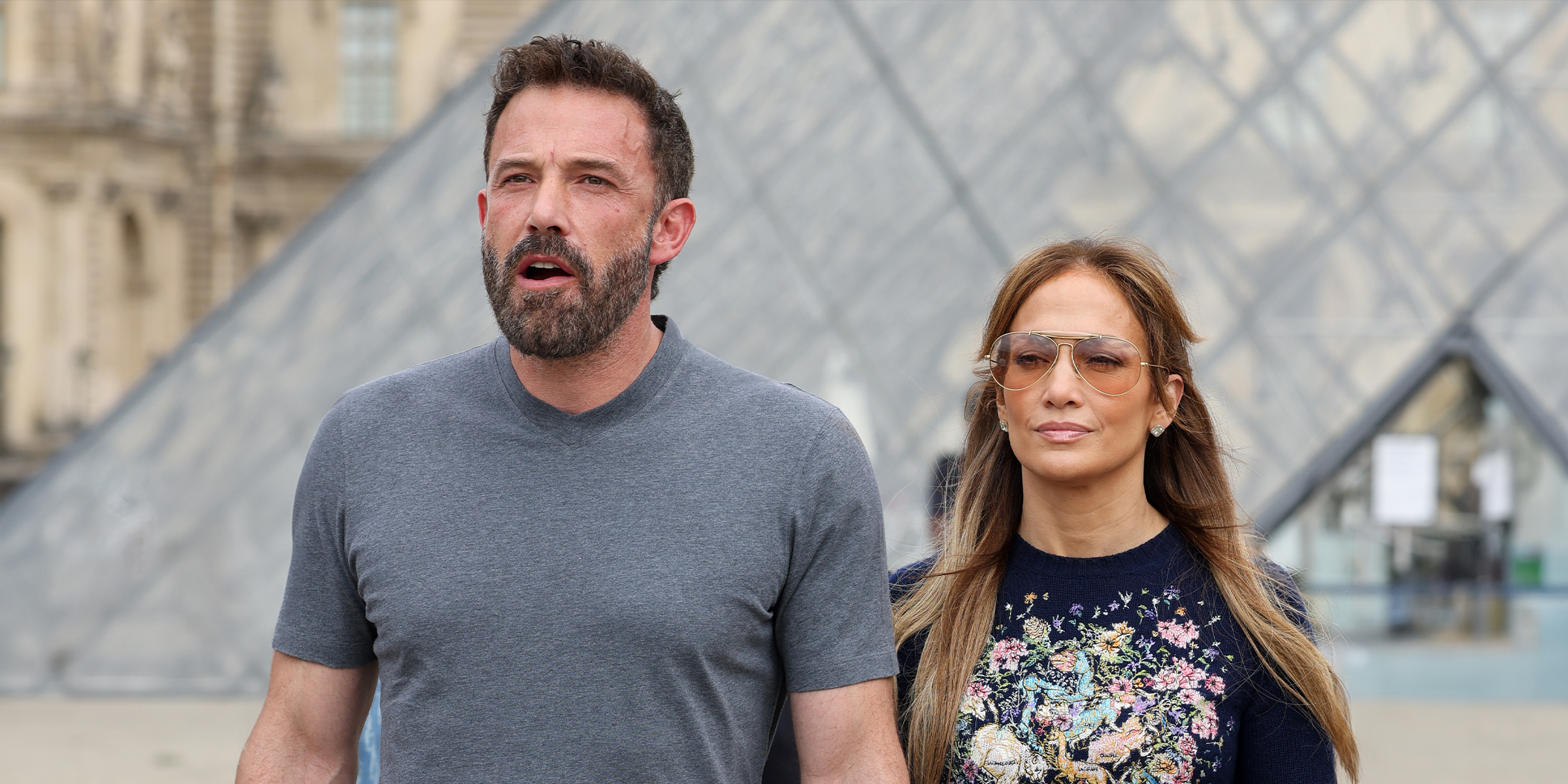 Ben Affleck y Jennifer Lopez pasean juntos por el Museo del Louvre el 26 de julio de 2022 en París, Francia. | Fuente: Getty Images
