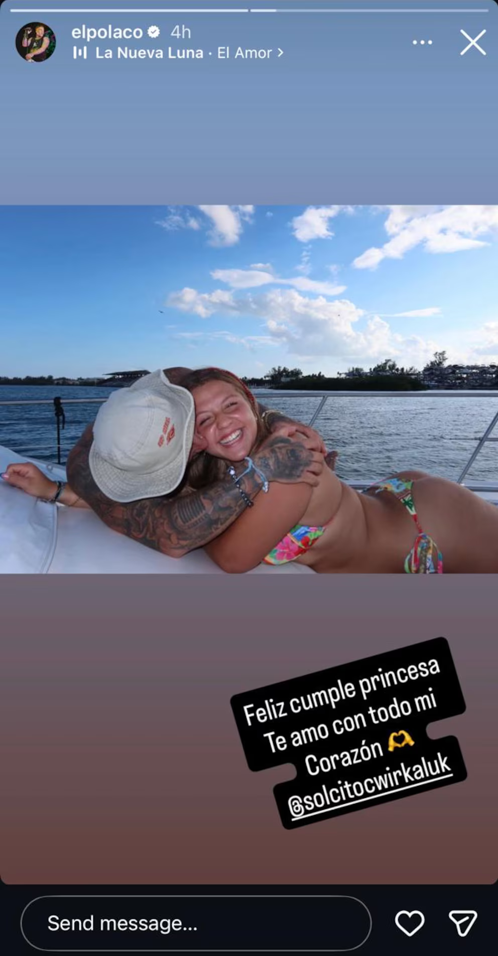 Sol Cwirkaluk, hija de Karina "La Princesita" y El Polaco, en la playa compartiendo con su padre | Fuente: Instagram Stories/elpolaco