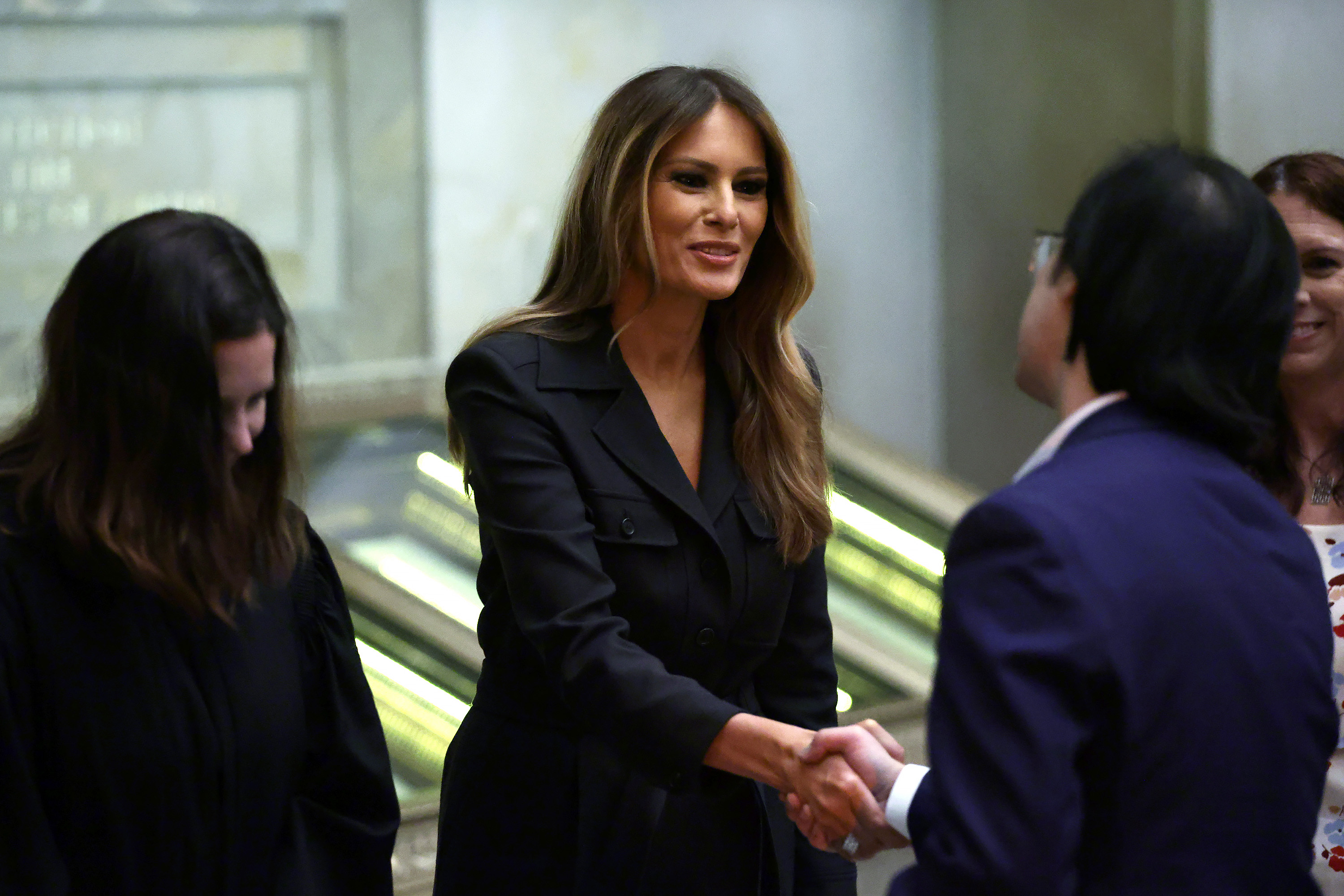 Melania Trump estrecha la mano de nuevos ciudadanos estadounidenses durante una ceremonia de naturalización en los Archivos Nacionales el 15 de diciembre de 2023 | Fuente: Getty Images