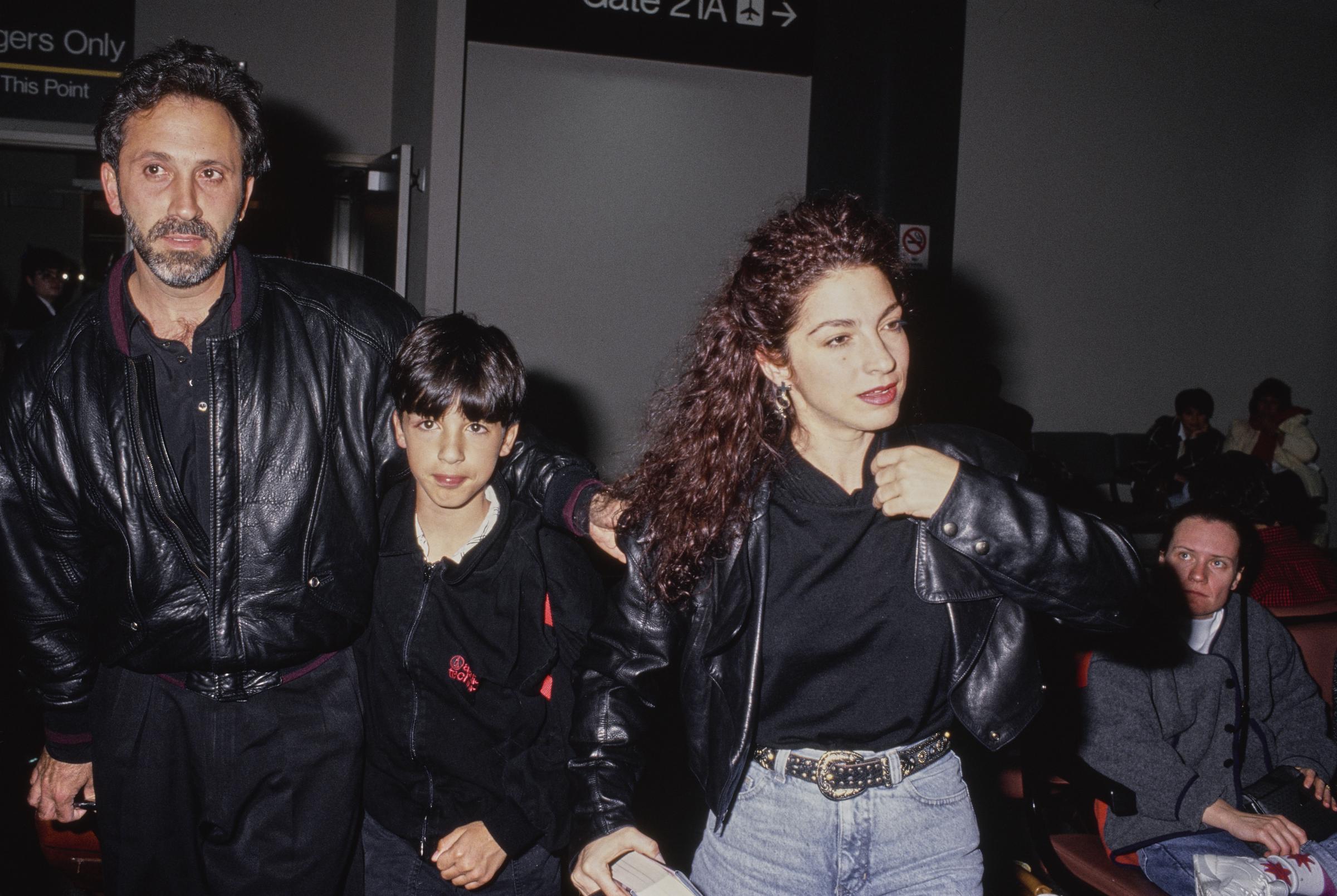 Gloria Estefan con su esposo Emilio Estefan y su hijo Nayib en el Aeropuerto Internacional de Los Ángeles, California, el 25 de noviembre de 1991. | Fuente: Getty Images