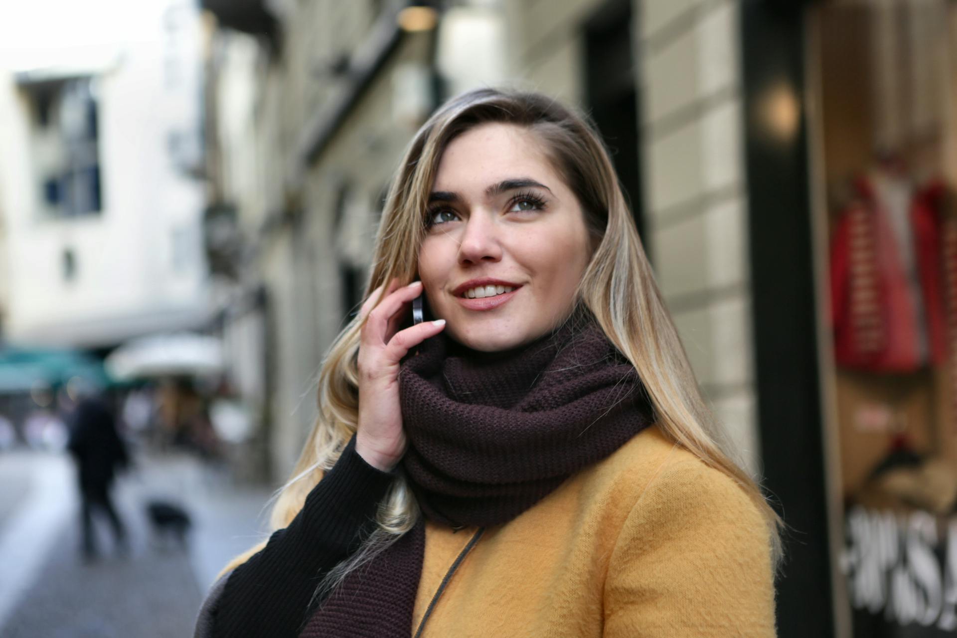Una mujer hablando por teléfono | Fuente: Pexels