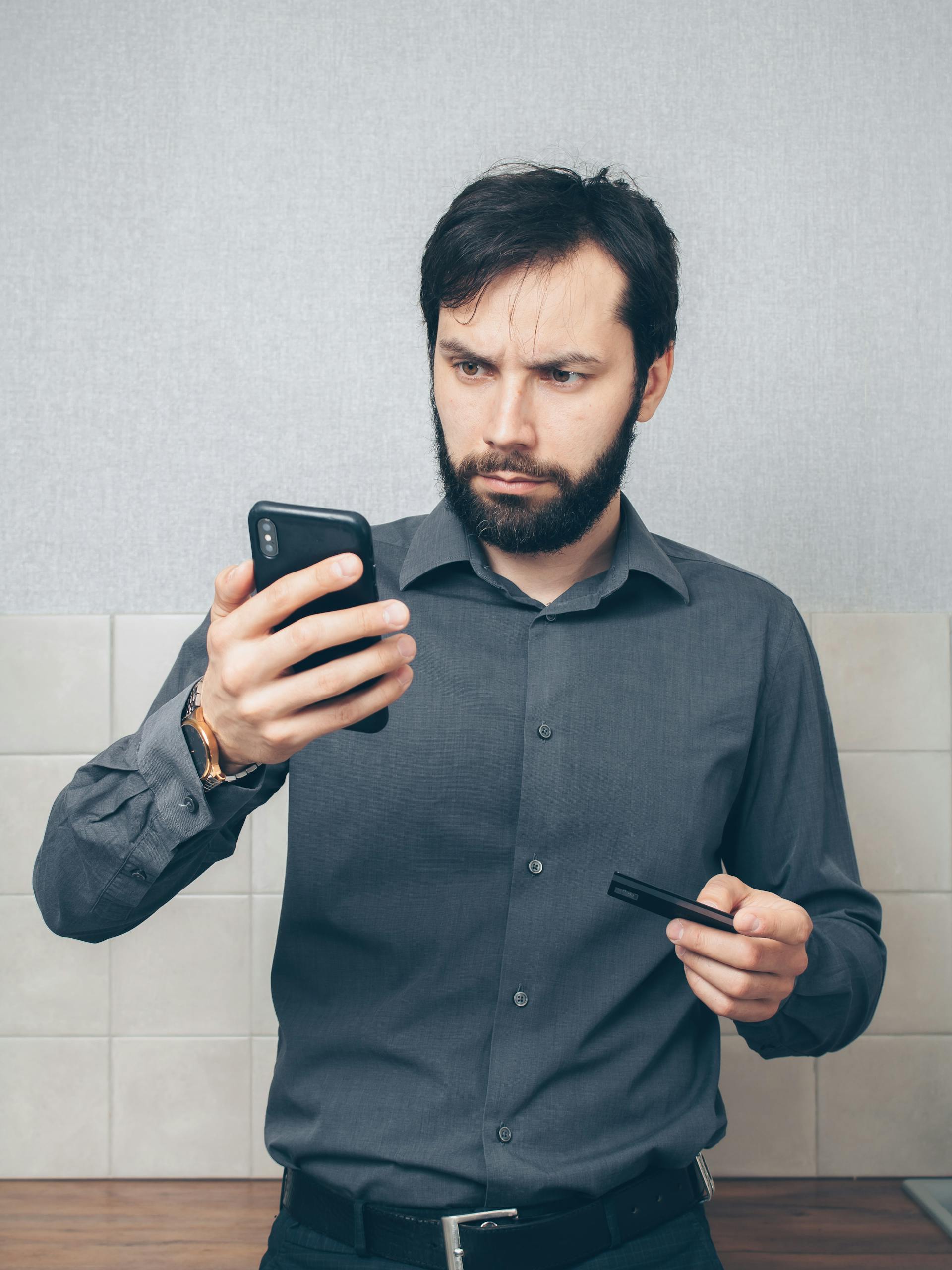 Un hombre mirando su smartphone | Fuente: Pexels