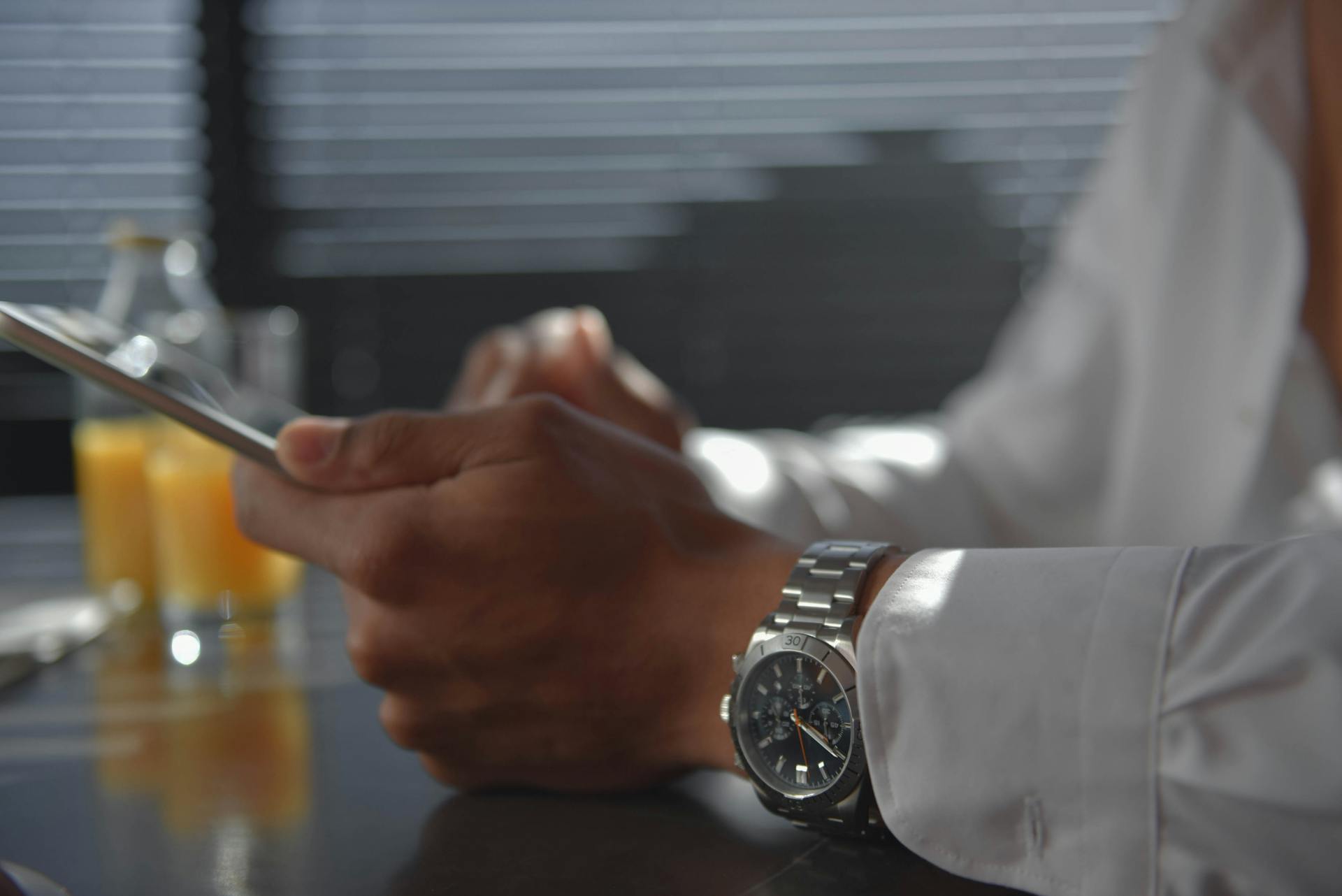 Un reloj de pulsera de plata | Fuente: Pexels