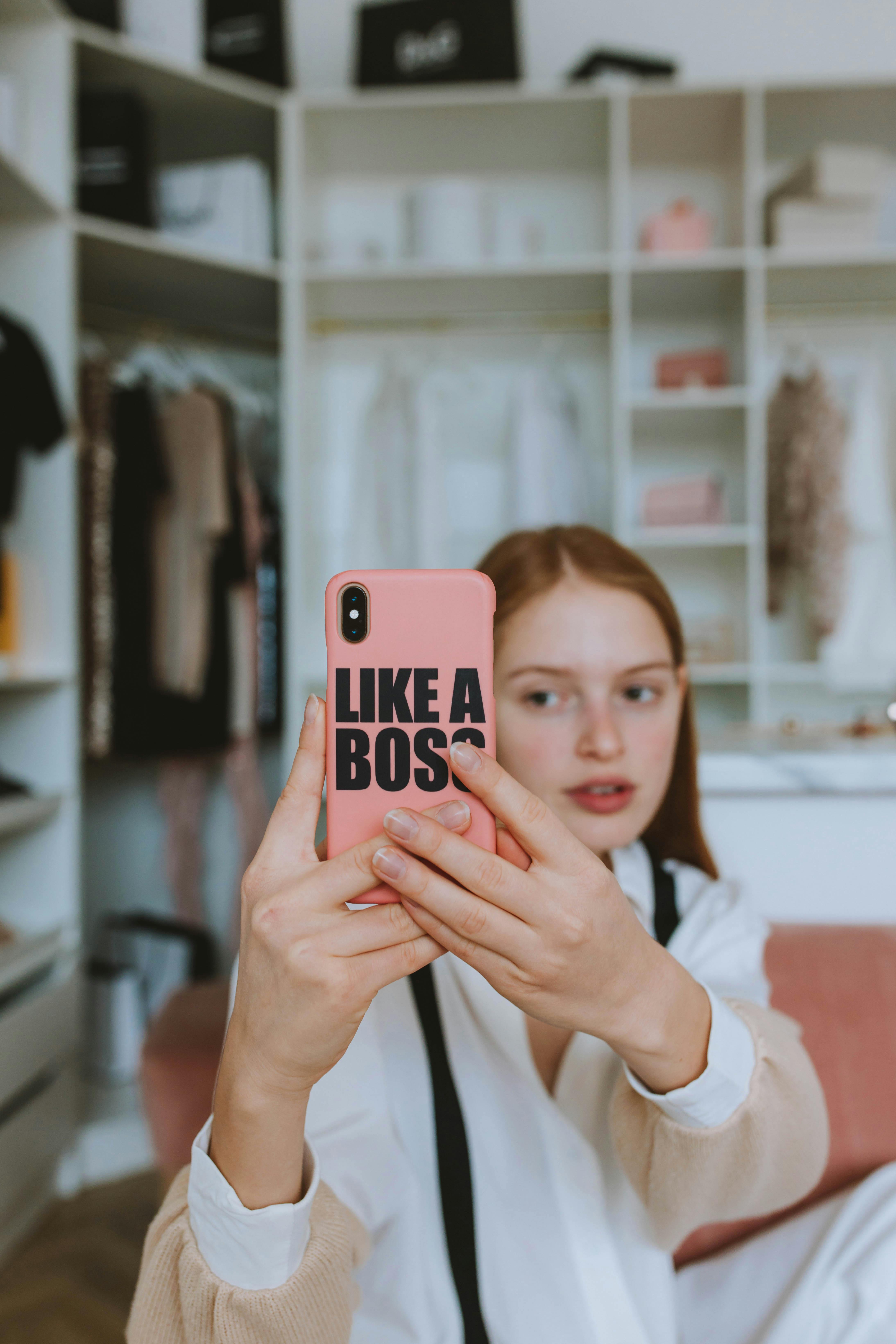 Una adolescente y su armario | Fuente: Pexels