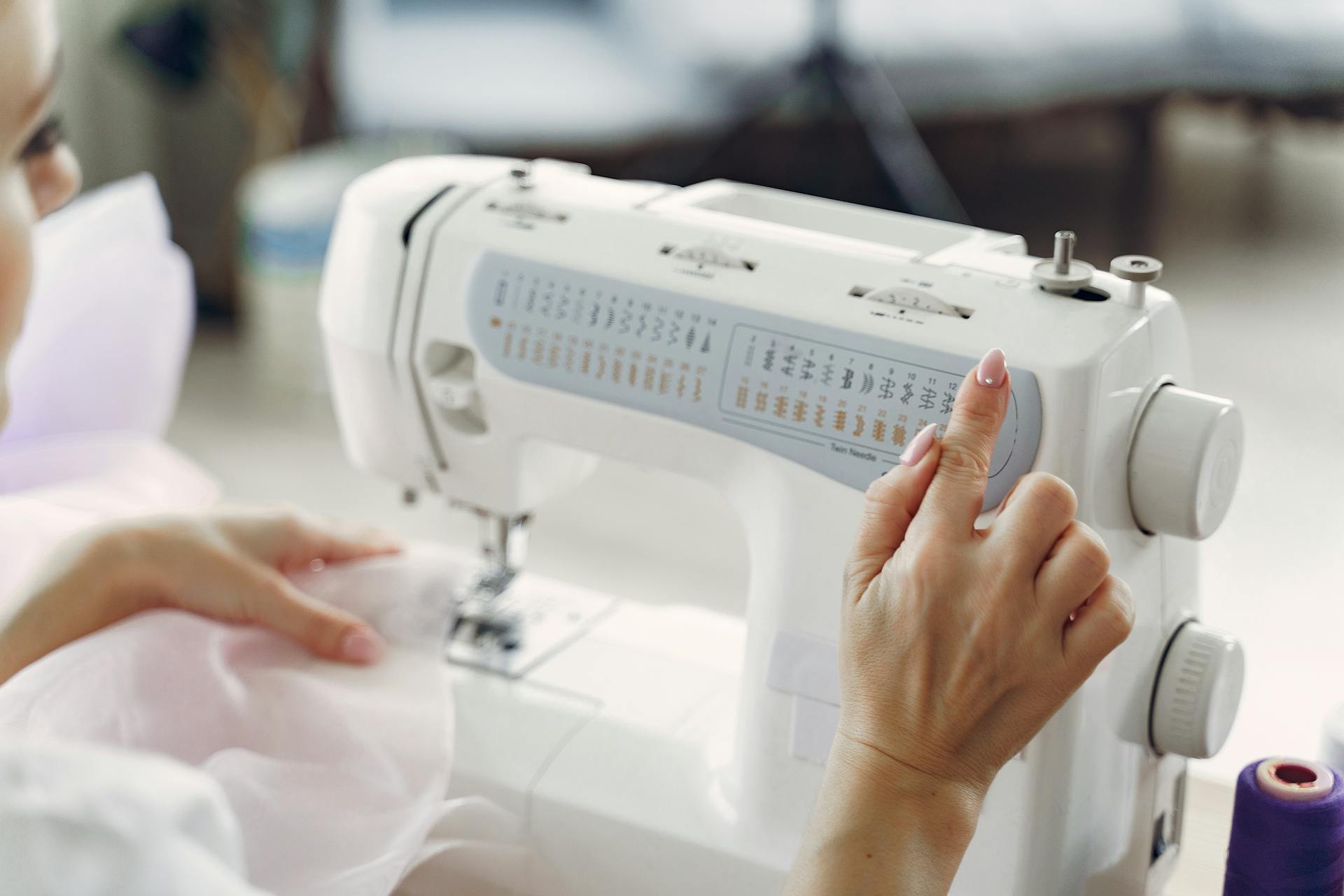 Una mujer utilizando una máquina de coser | Fuente: Pexels