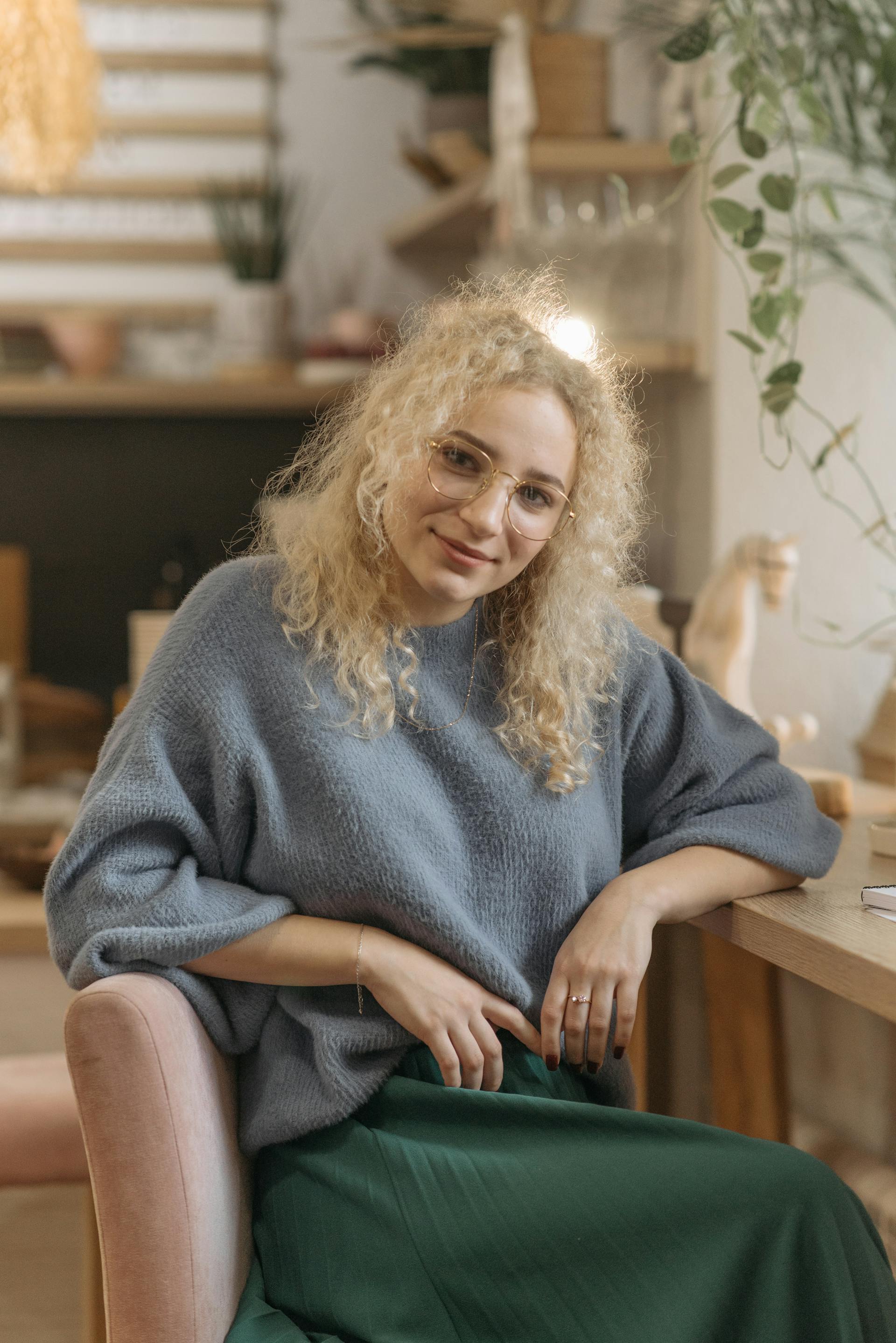 Una mujer sentada en un escritorio | Fuente: Pexels