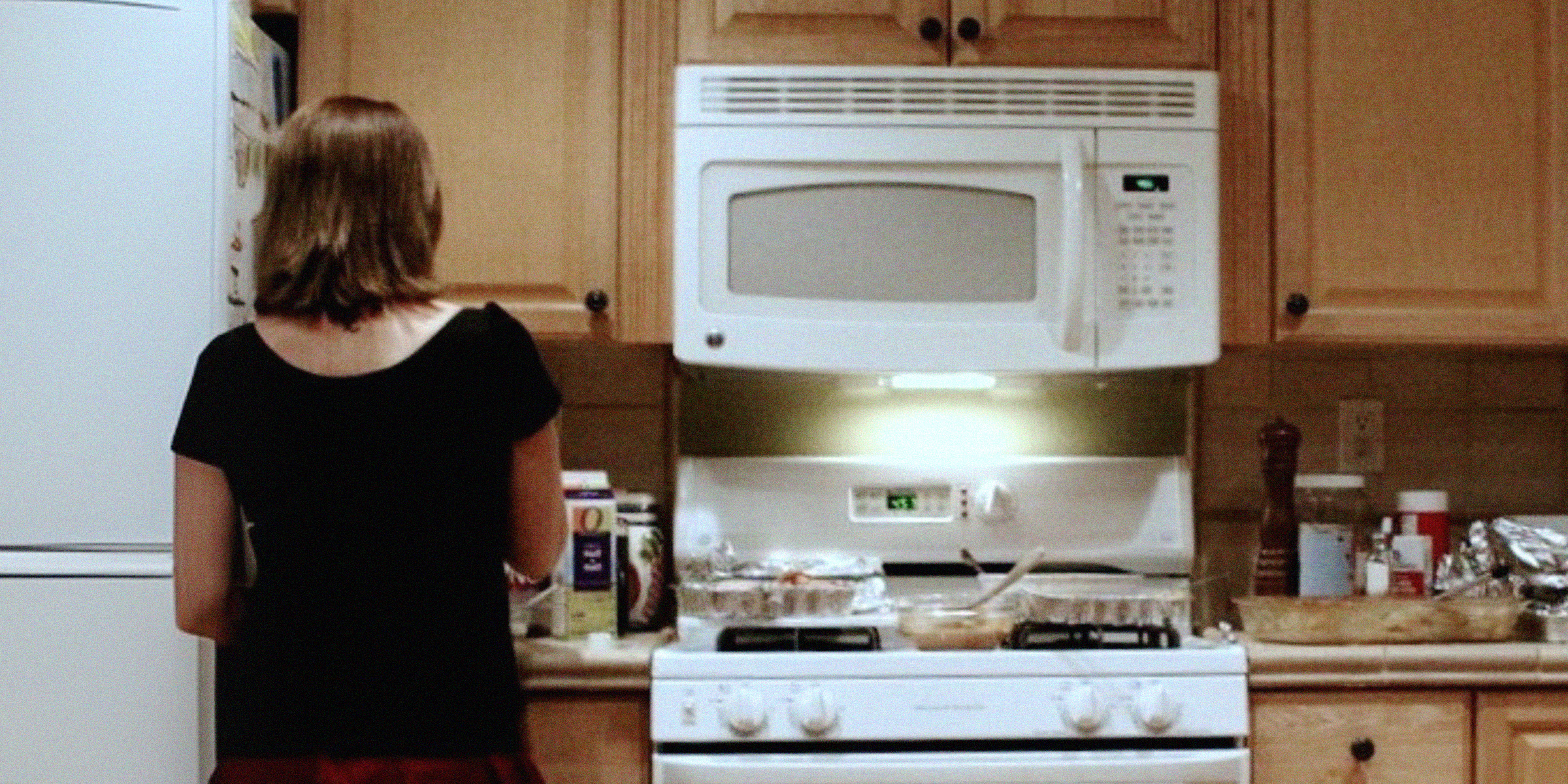 Una mujer haciendo algo en una cocina | Fuente: Flickr