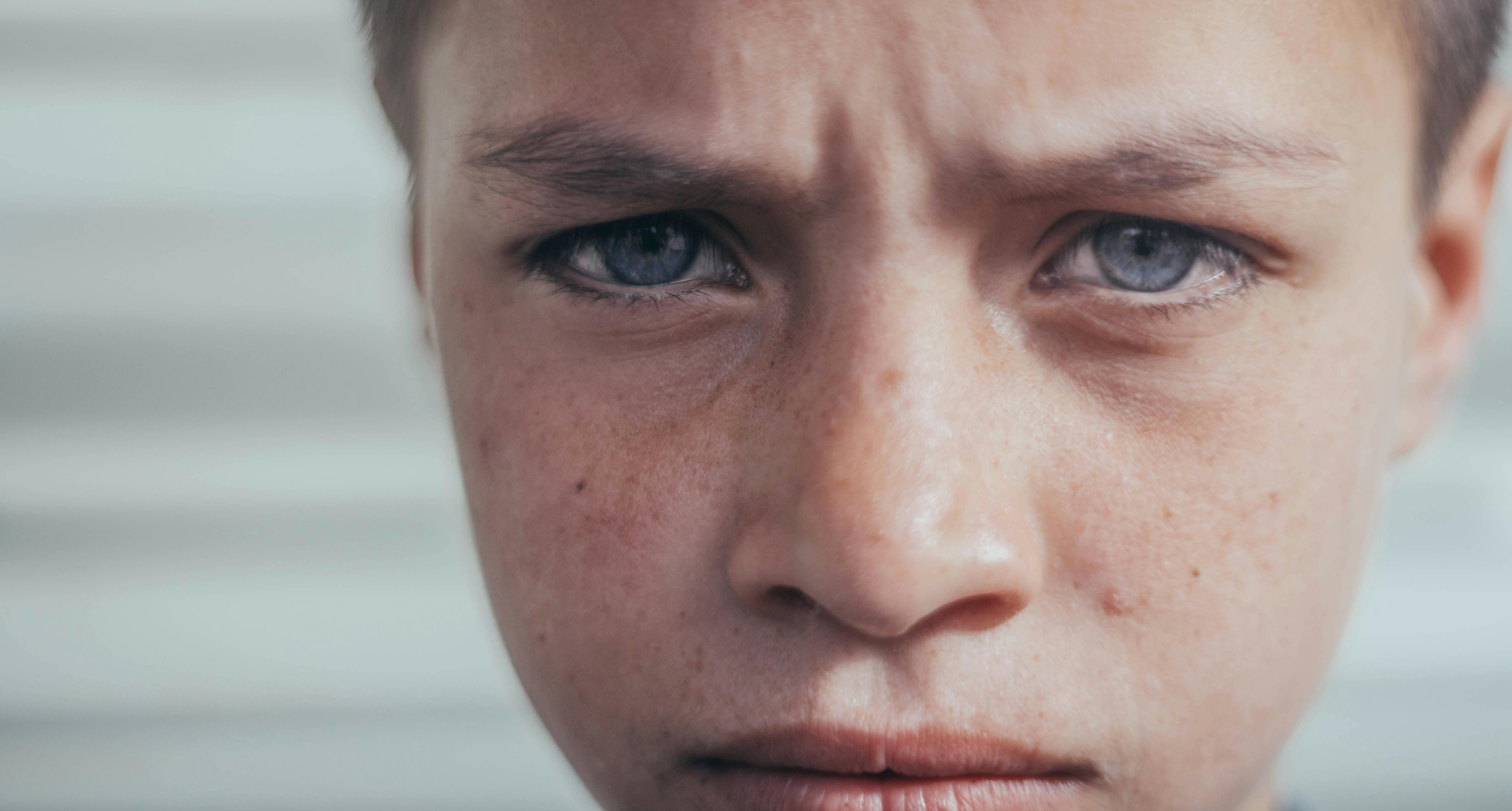 Un niño emocional | Fuente: Pexels