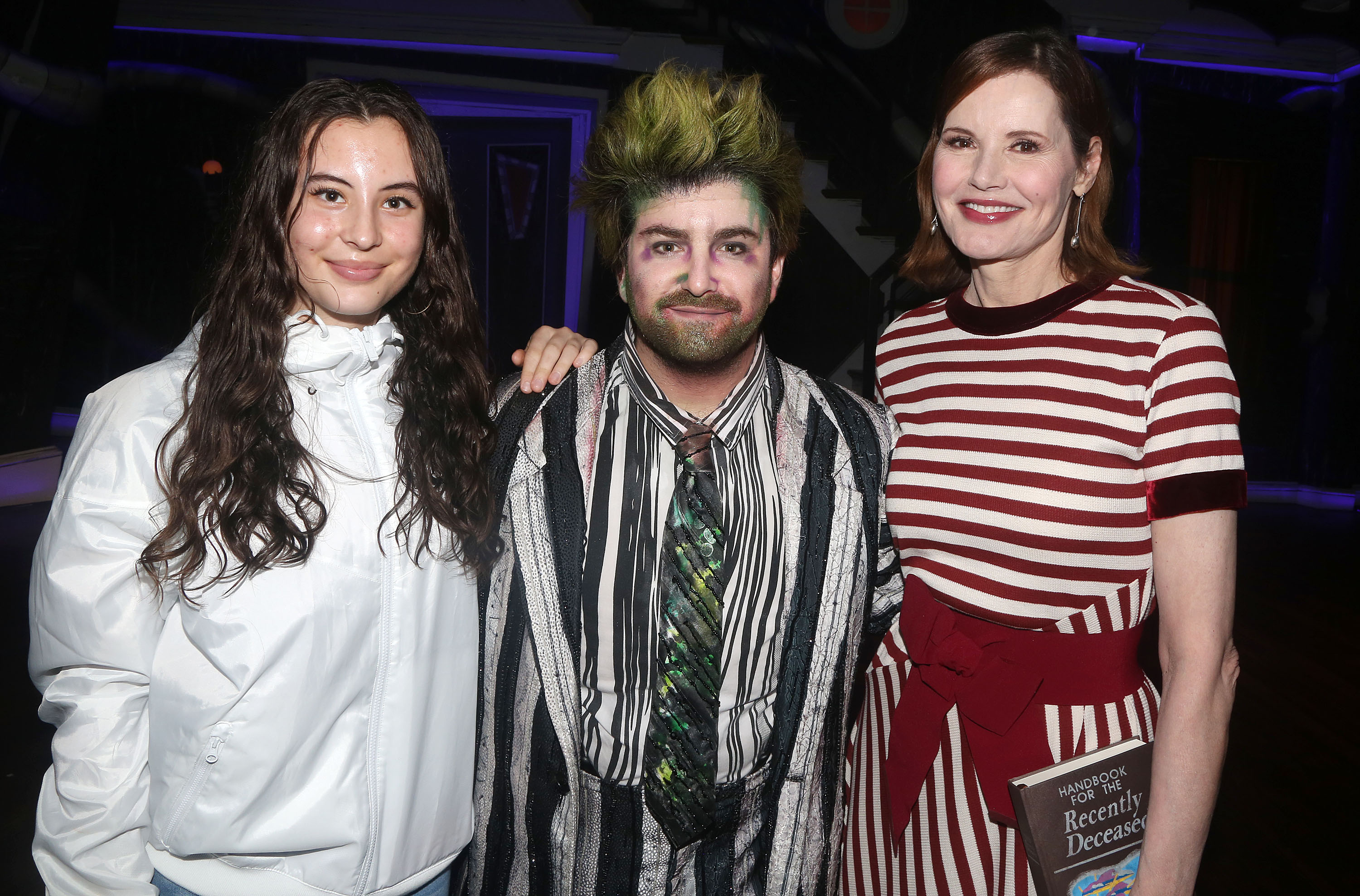Alizeh Jarrahy, Alex Brightman y Geena Davis entre bastidores del musical de Broadway basado en la película "Beetlejuice" el 21 de septiembre de 2019 en Nueva York | Fuente: Getty Images